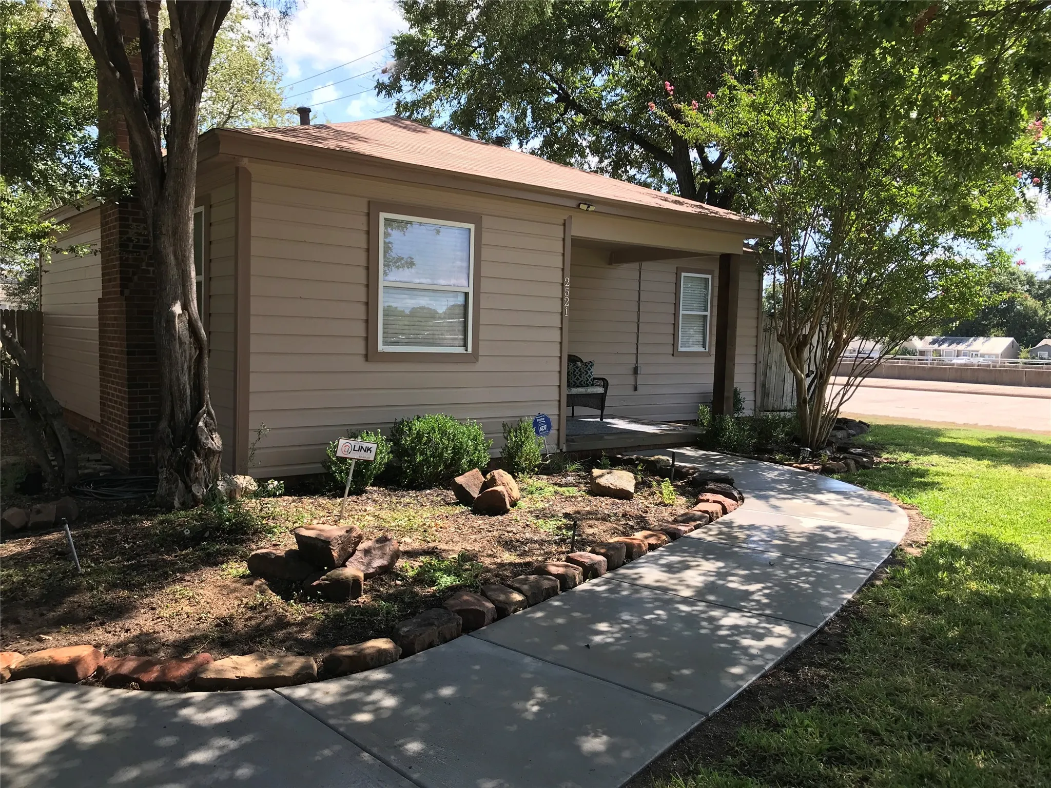 Single Family Residence For Rent in Tarrant County , 2521 Littlepage Street, Fort Worth, Texas 76107, 2 Bedroom, 1 Bathroom, Garage spaces, 912 Sqft, built in 1946, mls#21401942, Real Estate Agent in Fort Worth, Homes For Rent in Tarrant county, Homes For Rent in Fort Worth, Realtor in Fort Worth Texas, Real Estate Brokerage Independent Realty Texas, Luminita Cordes Realtor