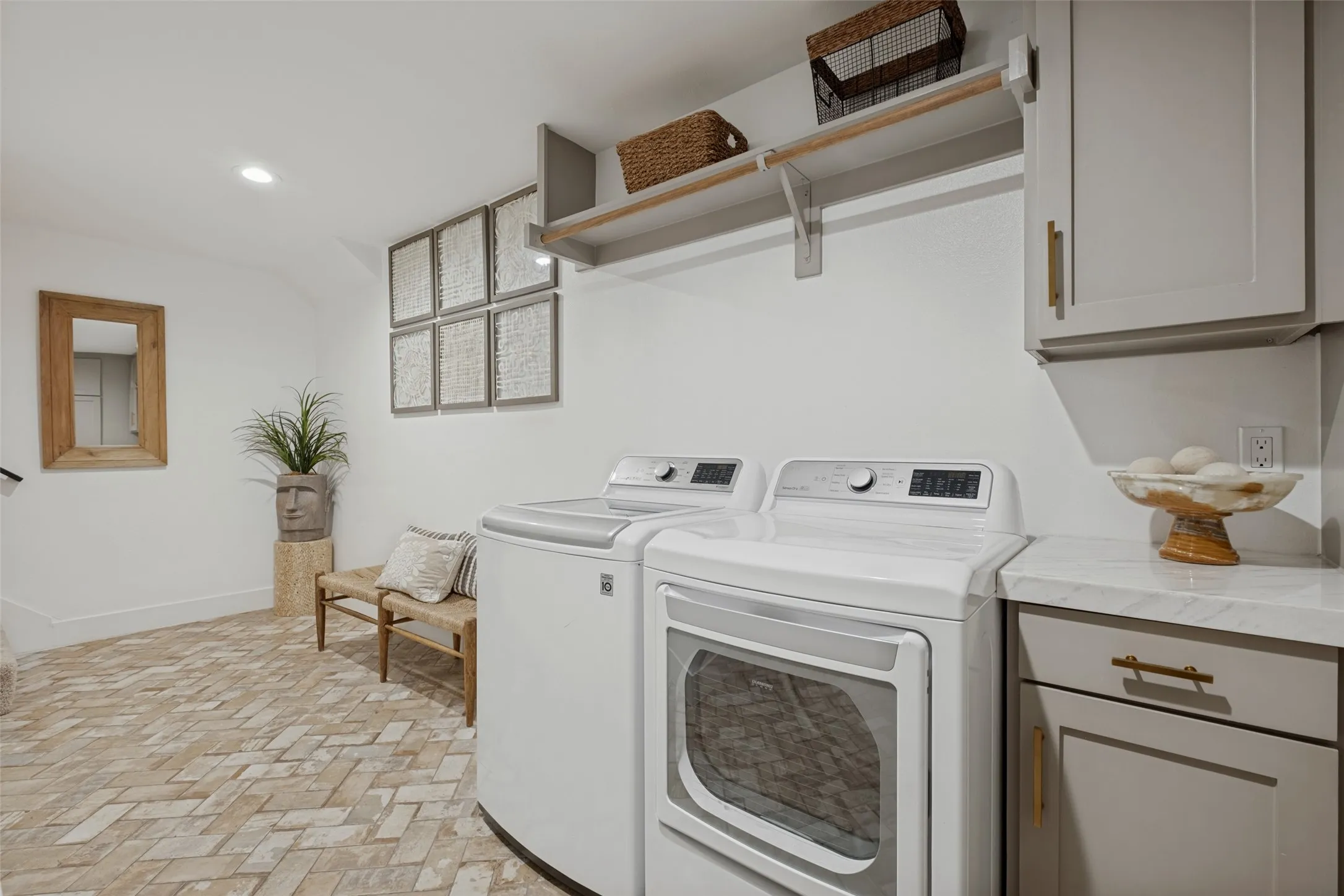 Townhouse For Sale in Dallas County , 3501 Dickason Avenue B, Dallas, Texas 75219, 2 Bedroom, 3 Bathroom, 2 Garage spaces, 2,400 Sqft, built in 1981, mls#21404329, Real Estate Agent in Dallas, Homes For Sale in Dallas county, Homes For Sale in Dallas, Realtor in Dallas Texas, Real Estate Brokerage Independent Realty Texas, Luminita Cordes Realtor
