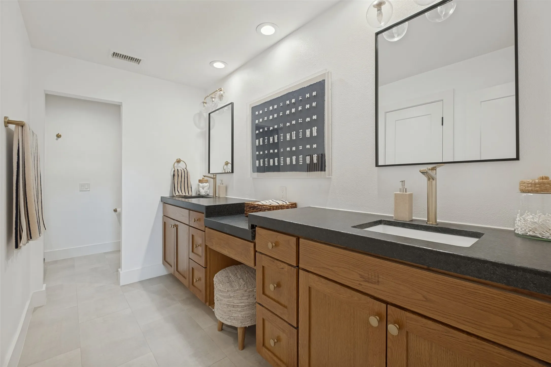 Townhouse For Sale in Dallas County , 3501 Dickason Avenue B, Dallas, Texas 75219, 2 Bedroom, 3 Bathroom, 2 Garage spaces, 2,400 Sqft, built in 1981, mls#21404329, Real Estate Agent in Dallas, Homes For Sale in Dallas county, Homes For Sale in Dallas, Realtor in Dallas Texas, Real Estate Brokerage Independent Realty Texas, Luminita Cordes Realtor