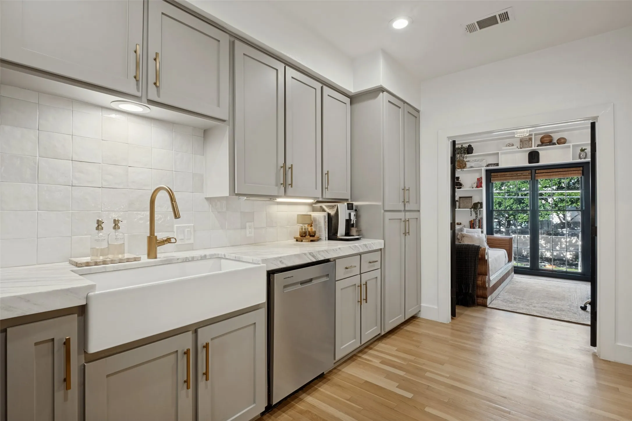 Townhouse For Sale in Dallas County , 3501 Dickason Avenue B, Dallas, Texas 75219, 2 Bedroom, 3 Bathroom, 2 Garage spaces, 2,400 Sqft, built in 1981, mls#21404329, Real Estate Agent in Dallas, Homes For Sale in Dallas county, Homes For Sale in Dallas, Realtor in Dallas Texas, Real Estate Brokerage Independent Realty Texas, Luminita Cordes Realtor