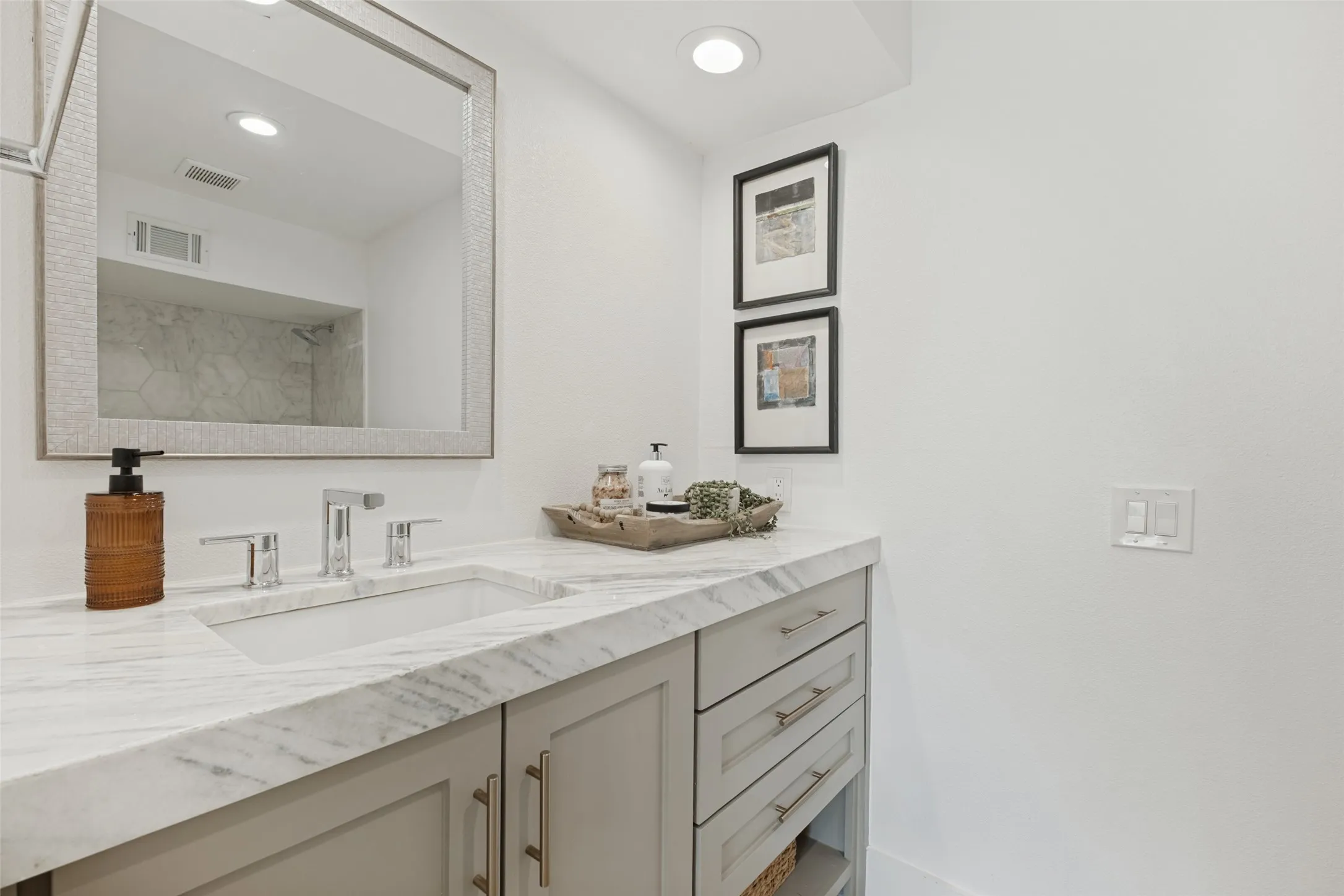 Townhouse For Sale in Dallas County , 3501 Dickason Avenue B, Dallas, Texas 75219, 2 Bedroom, 3 Bathroom, 2 Garage spaces, 2,400 Sqft, built in 1981, mls#21404329, Real Estate Agent in Dallas, Homes For Sale in Dallas county, Homes For Sale in Dallas, Realtor in Dallas Texas, Real Estate Brokerage Independent Realty Texas, Luminita Cordes Realtor