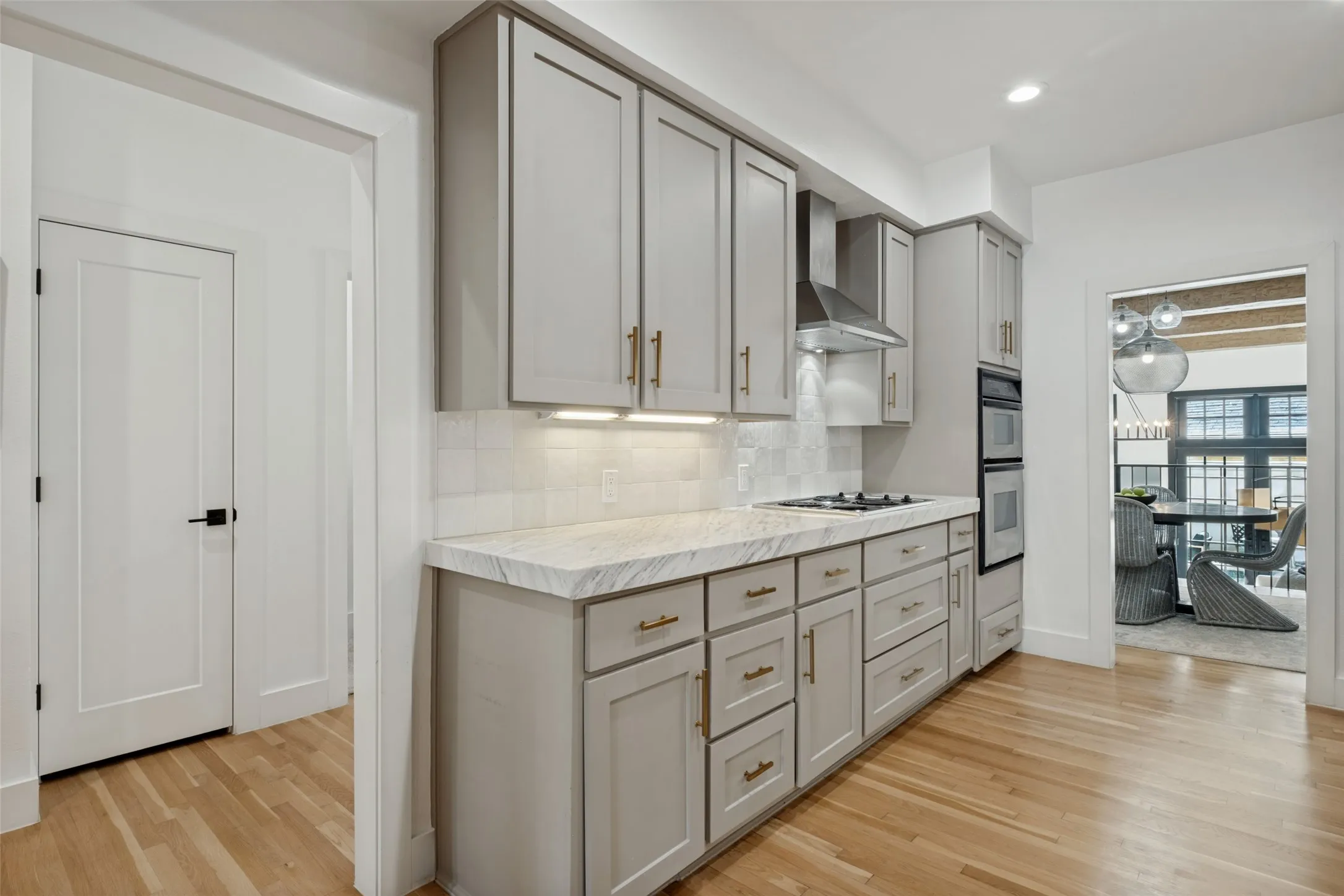 Townhouse For Sale in Dallas County , 3501 Dickason Avenue B, Dallas, Texas 75219, 2 Bedroom, 3 Bathroom, 2 Garage spaces, 2,400 Sqft, built in 1981, mls#21404329, Real Estate Agent in Dallas, Homes For Sale in Dallas county, Homes For Sale in Dallas, Realtor in Dallas Texas, Real Estate Brokerage Independent Realty Texas, Luminita Cordes Realtor