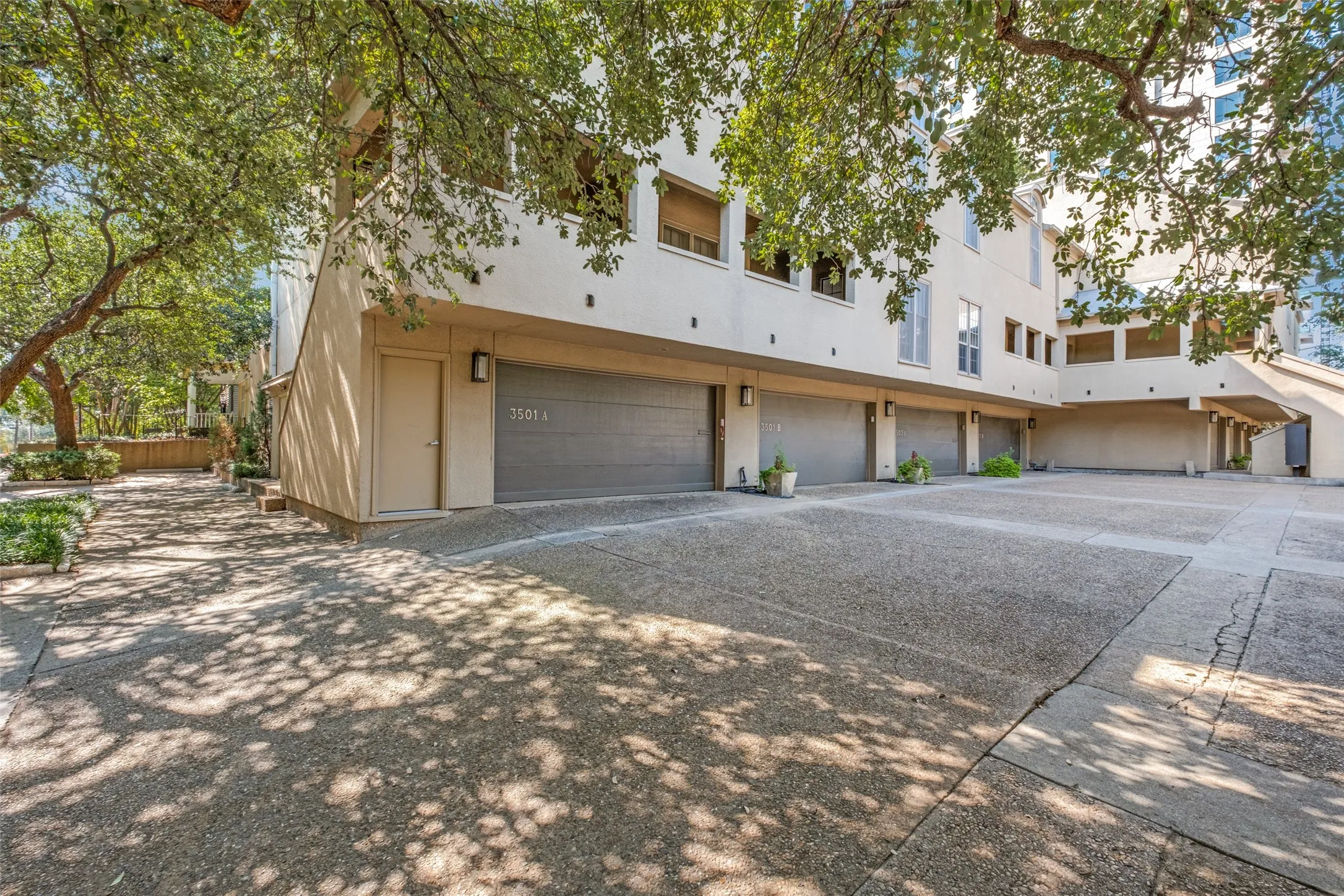 Townhouse For Sale in Dallas County , 3501 Dickason Avenue B, Dallas, Texas 75219, 2 Bedroom, 3 Bathroom, 2 Garage spaces, 2,400 Sqft, built in 1981, mls#21404329, Real Estate Agent in Dallas, Homes For Sale in Dallas county, Homes For Sale in Dallas, Realtor in Dallas Texas, Real Estate Brokerage Independent Realty Texas, Luminita Cordes Realtor
