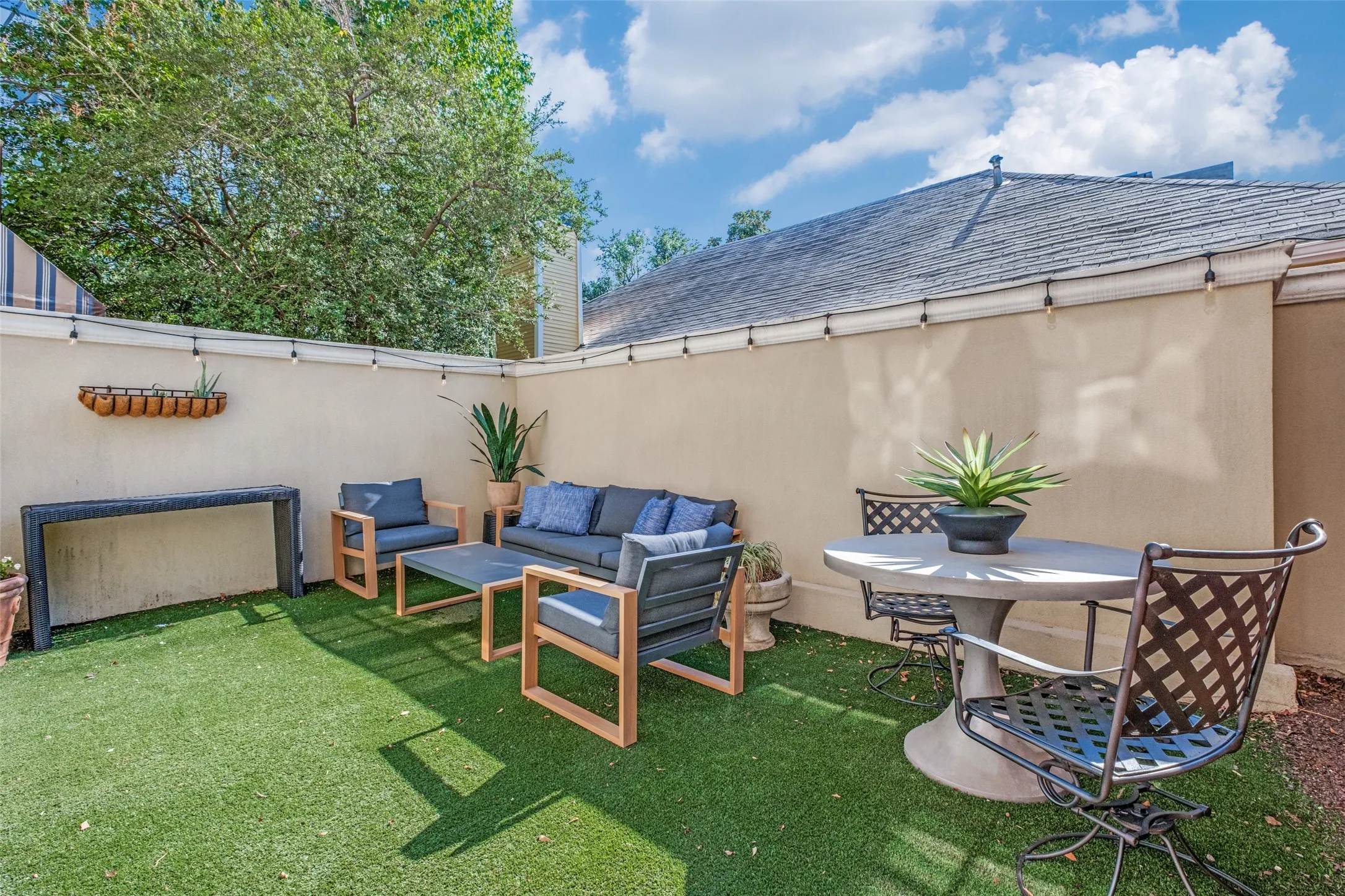 Townhouse For Sale in Dallas County , 3501 Dickason Avenue B, Dallas, Texas 75219, 2 Bedroom, 3 Bathroom, 2 Garage spaces, 2,400 Sqft, built in 1981, mls#21404329, Real Estate Agent in Dallas, Homes For Sale in Dallas county, Homes For Sale in Dallas, Realtor in Dallas Texas, Real Estate Brokerage Independent Realty Texas, Luminita Cordes Realtor