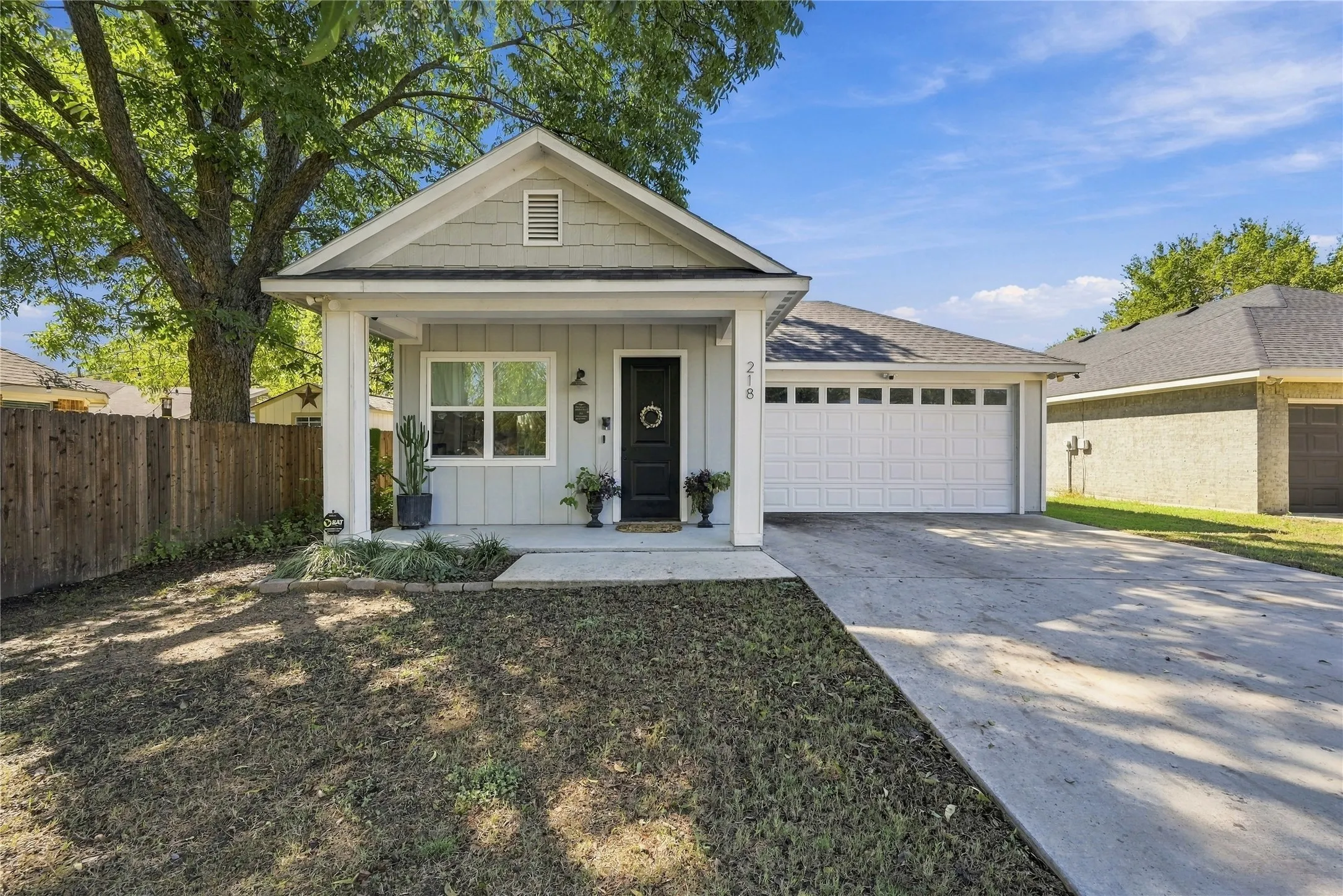 Single Family Residence For Sale in Ellis County , 218 Rousseau Street, Waxahachie, Texas 75165, 3 Bedroom, 2 Bathroom, 2 Garage spaces, 1,603 Sqft, built in 2020, mls#21404220, Real Estate Agent in Waxahachie, Homes For Sale in Ellis county, Homes For Sale in Waxahachie, Realtor in Waxahachie Texas, Real Estate Brokerage Independent Realty Texas, Luminita Cordes Realtor
