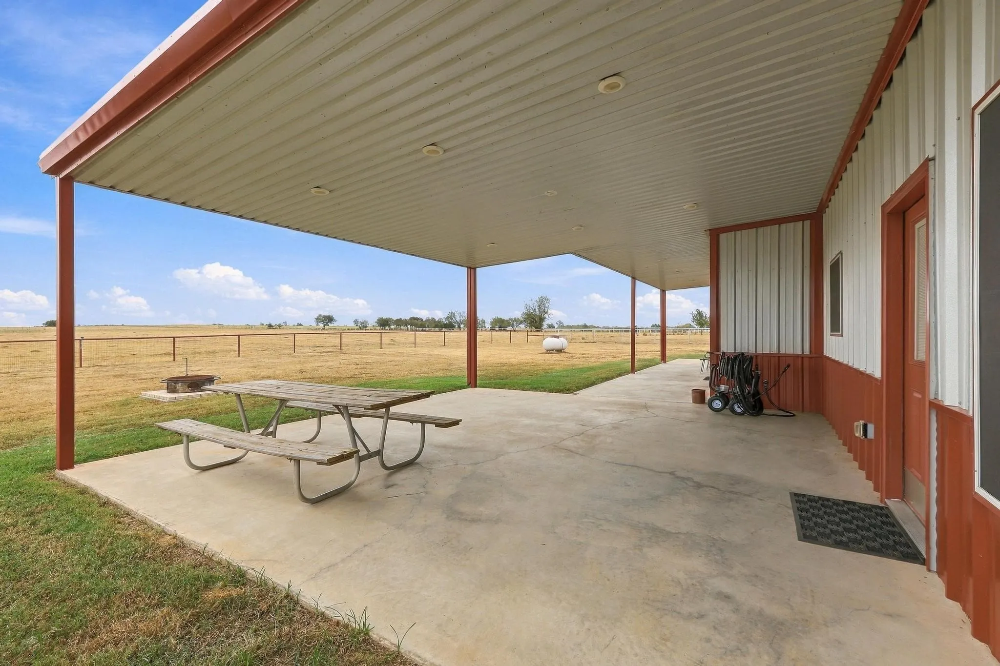 Single Family Residence For Sale in Grayson County , 1126 Heritage Road, Gordonville, Texas 76245, 2 Bedroom, 3 Bathroom, 6 Garage spaces, 2,075 Sqft, built in 2020, mls#21404219, Real Estate Agent in Gordonville, Homes For Sale in Grayson county, Homes For Sale in Gordonville, Realtor in Gordonville Texas, Real Estate Brokerage Independent Realty Texas, Luminita Cordes Realtor