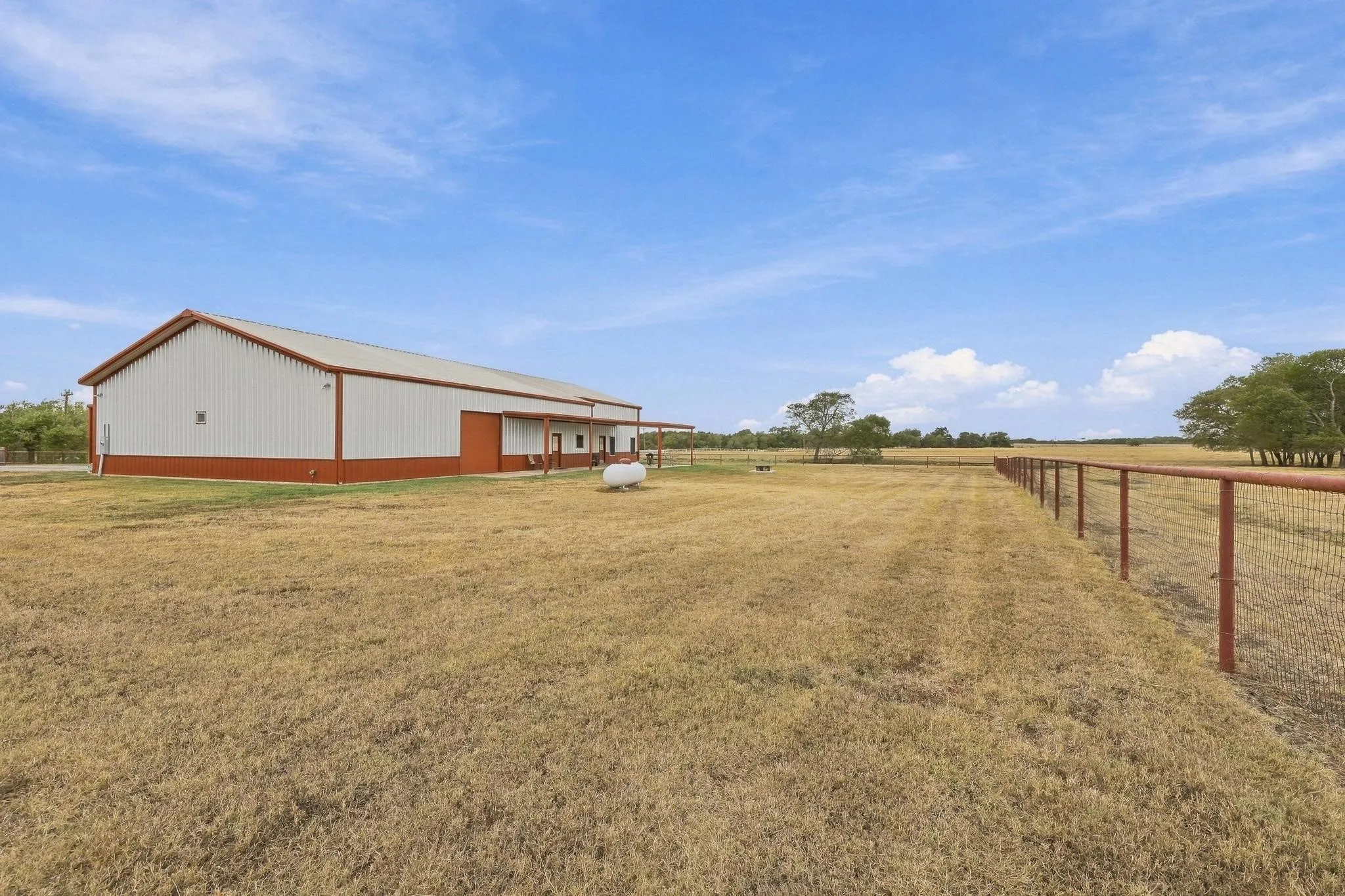 Single Family Residence For Sale in Grayson County , 1126 Heritage Road, Gordonville, Texas 76245, 2 Bedroom, 3 Bathroom, 6 Garage spaces, 2,075 Sqft, built in 2020, mls#21404219, Real Estate Agent in Gordonville, Homes For Sale in Grayson county, Homes For Sale in Gordonville, Realtor in Gordonville Texas, Real Estate Brokerage Independent Realty Texas, Luminita Cordes Realtor