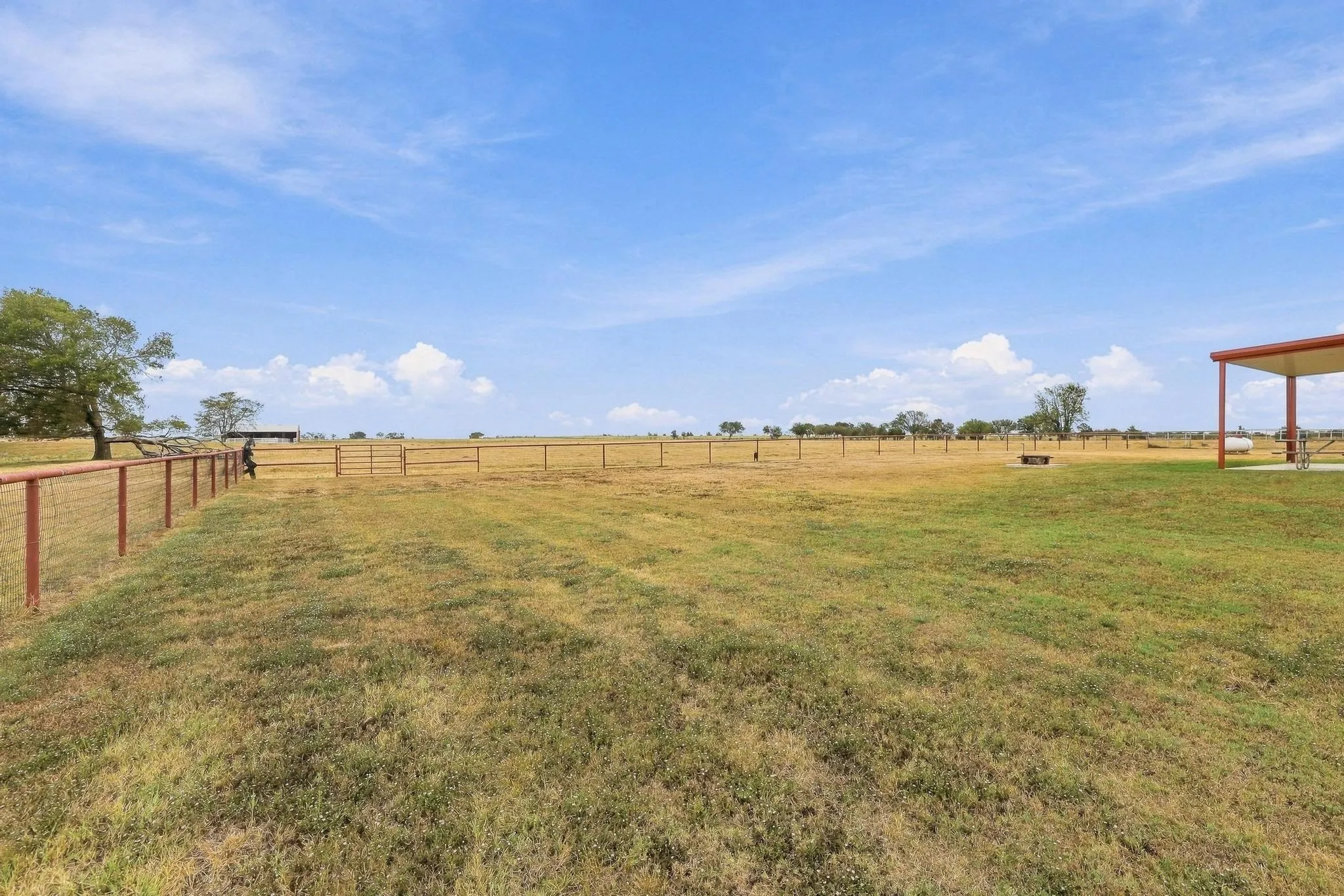 Single Family Residence For Sale in Grayson County , 1126 Heritage Road, Gordonville, Texas 76245, 2 Bedroom, 3 Bathroom, 6 Garage spaces, 2,075 Sqft, built in 2020, mls#21404219, Real Estate Agent in Gordonville, Homes For Sale in Grayson county, Homes For Sale in Gordonville, Realtor in Gordonville Texas, Real Estate Brokerage Independent Realty Texas, Luminita Cordes Realtor