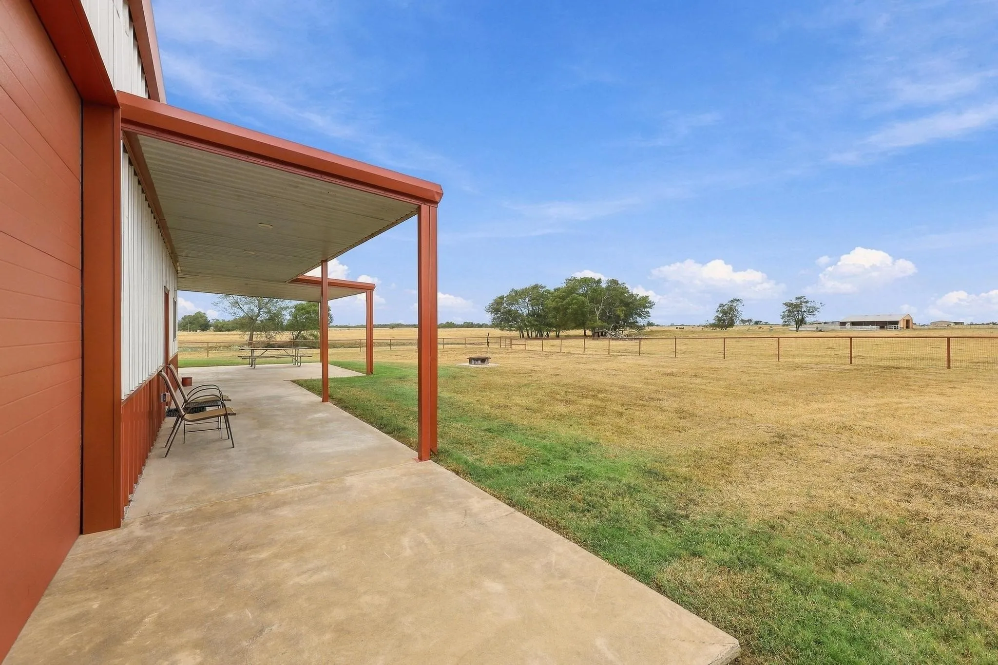 Single Family Residence For Sale in Grayson County , 1126 Heritage Road, Gordonville, Texas 76245, 2 Bedroom, 3 Bathroom, 6 Garage spaces, 2,075 Sqft, built in 2020, mls#21404219, Real Estate Agent in Gordonville, Homes For Sale in Grayson county, Homes For Sale in Gordonville, Realtor in Gordonville Texas, Real Estate Brokerage Independent Realty Texas, Luminita Cordes Realtor