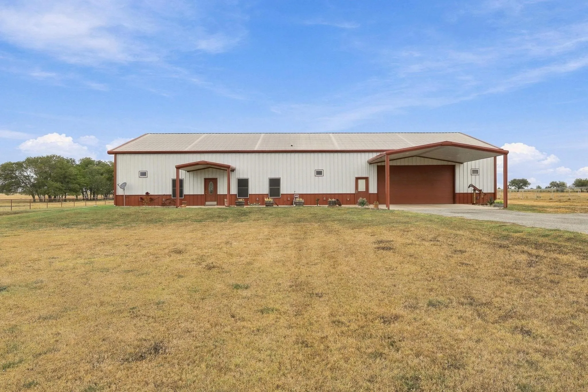 Single Family Residence For Sale in Grayson County , 1126 Heritage Road, Gordonville, Texas 76245, 2 Bedroom, 3 Bathroom, 6 Garage spaces, 2,075 Sqft, built in 2020, mls#21404219, Real Estate Agent in Gordonville, Homes For Sale in Grayson county, Homes For Sale in Gordonville, Realtor in Gordonville Texas, Real Estate Brokerage Independent Realty Texas, Luminita Cordes Realtor