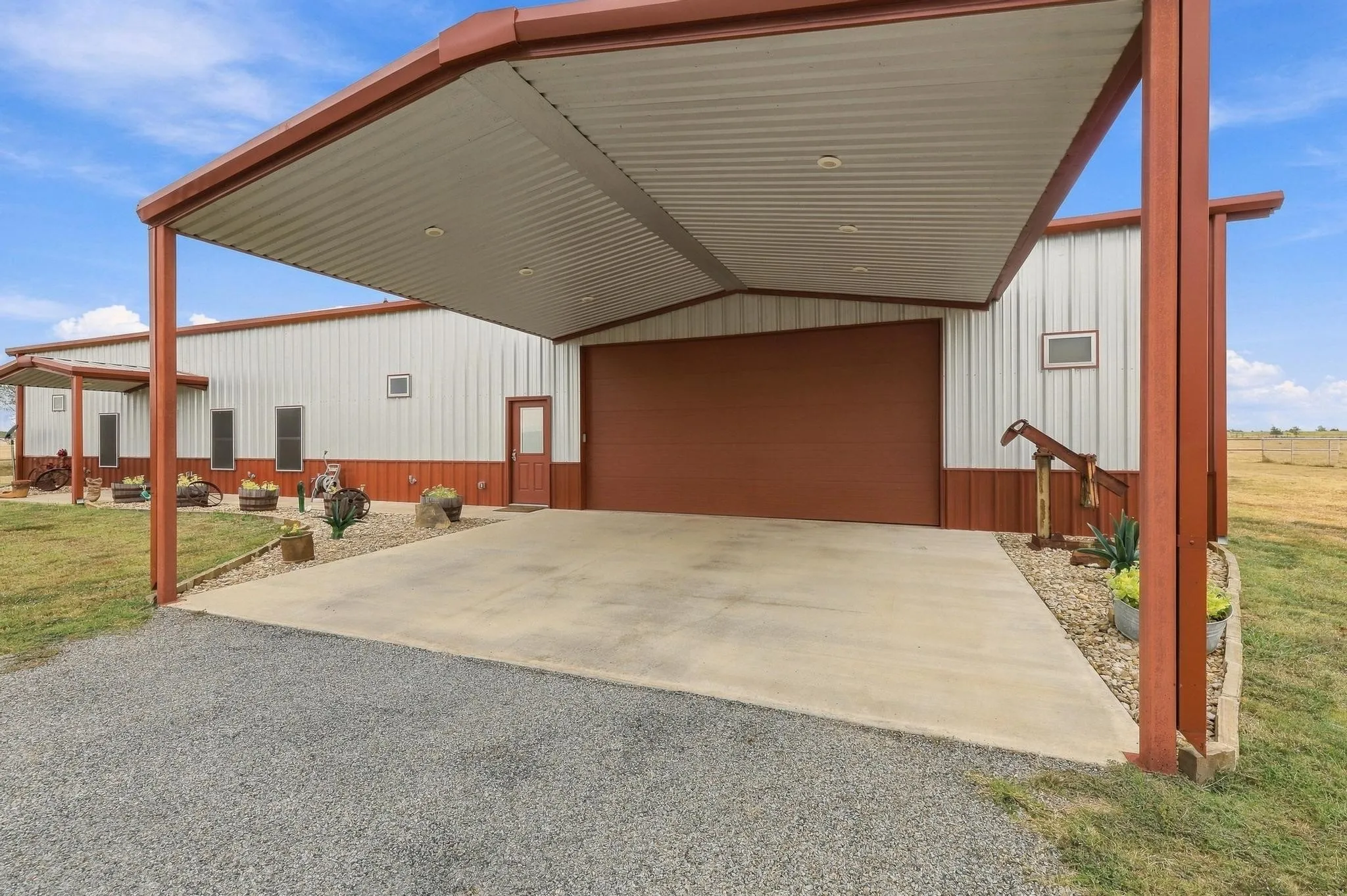 Single Family Residence For Sale in Grayson County , 1126 Heritage Road, Gordonville, Texas 76245, 2 Bedroom, 3 Bathroom, 6 Garage spaces, 2,075 Sqft, built in 2020, mls#21404219, Real Estate Agent in Gordonville, Homes For Sale in Grayson county, Homes For Sale in Gordonville, Realtor in Gordonville Texas, Real Estate Brokerage Independent Realty Texas, Luminita Cordes Realtor
