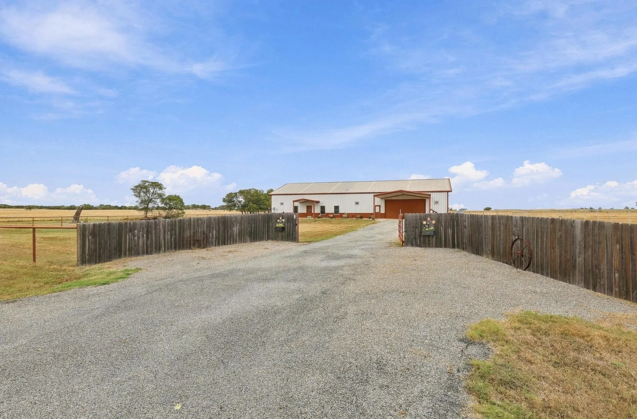 Single Family Residence For Sale in Grayson County , 1126 Heritage Road, Gordonville, Texas 76245, 2 Bedroom, 3 Bathroom, 6 Garage spaces, 2,075 Sqft, built in 2020, mls#21404219, Real Estate Agent in Gordonville, Homes For Sale in Grayson county, Homes For Sale in Gordonville, Realtor in Gordonville Texas, Real Estate Brokerage Independent Realty Texas, Luminita Cordes Realtor