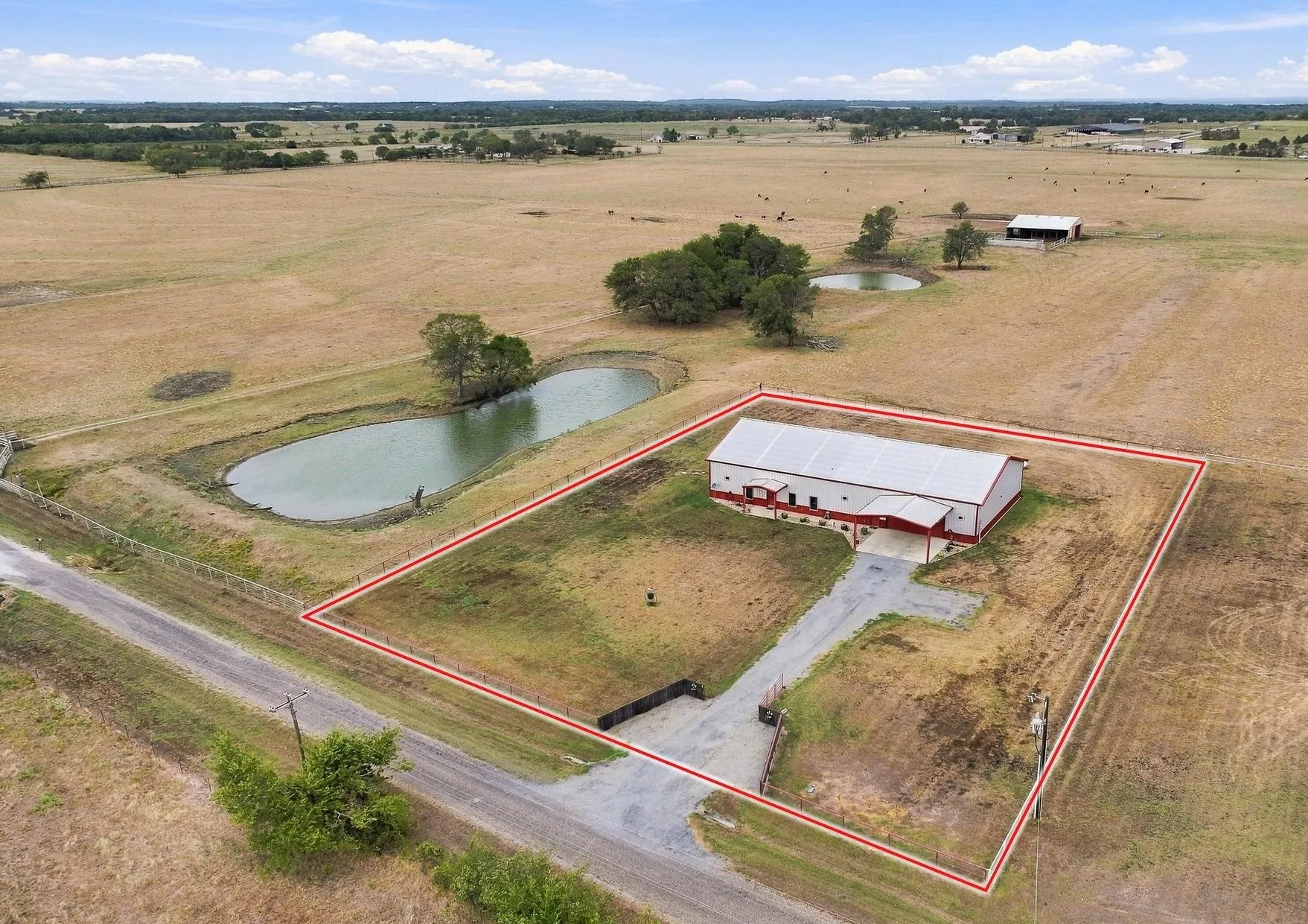 Single Family Residence For Sale in Grayson County , 1126 Heritage Road, Gordonville, Texas 76245, 2 Bedroom, 3 Bathroom, 6 Garage spaces, 2,075 Sqft, built in 2020, mls#21404219, Real Estate Agent in Gordonville, Homes For Sale in Grayson county, Homes For Sale in Gordonville, Realtor in Gordonville Texas, Real Estate Brokerage Independent Realty Texas, Luminita Cordes Realtor