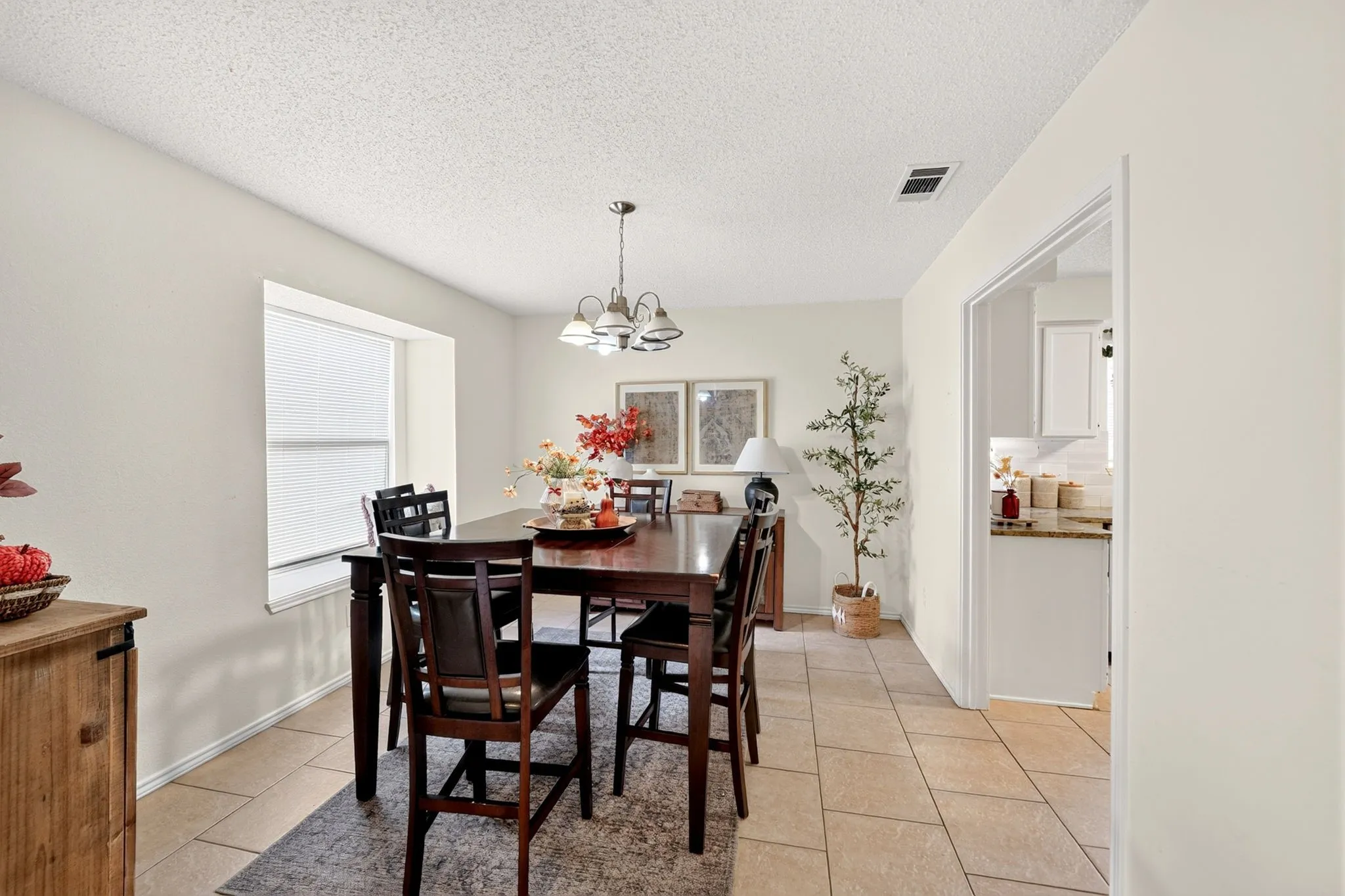 Single Family Residence For Rent in Dallas County , 2601 Kimberly Drive, Garland, Texas 75040, 4 Bedroom, 2 Bathroom, 2 Garage spaces, 1,781 Sqft, built in 1985, mls#21400233, Real Estate Agent in Garland, Homes For Rent in Dallas county, Homes For Rent in Garland, Realtor in Garland Texas, Real Estate Brokerage Independent Realty Texas, Luminita Cordes Realtor