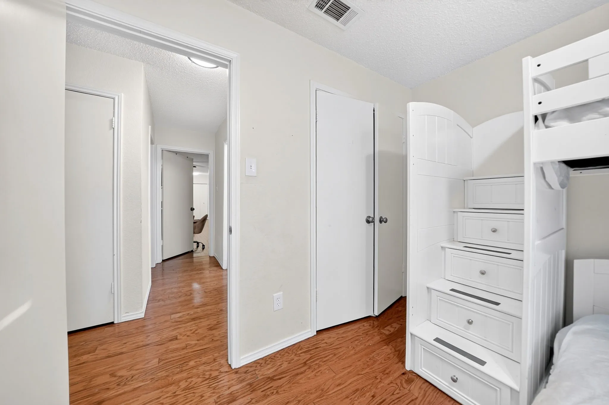 Single Family Residence For Rent in Dallas County , 2601 Kimberly Drive, Garland, Texas 75040, 4 Bedroom, 2 Bathroom, 2 Garage spaces, 1,781 Sqft, built in 1985, mls#21400233, Real Estate Agent in Garland, Homes For Rent in Dallas county, Homes For Rent in Garland, Realtor in Garland Texas, Real Estate Brokerage Independent Realty Texas, Luminita Cordes Realtor