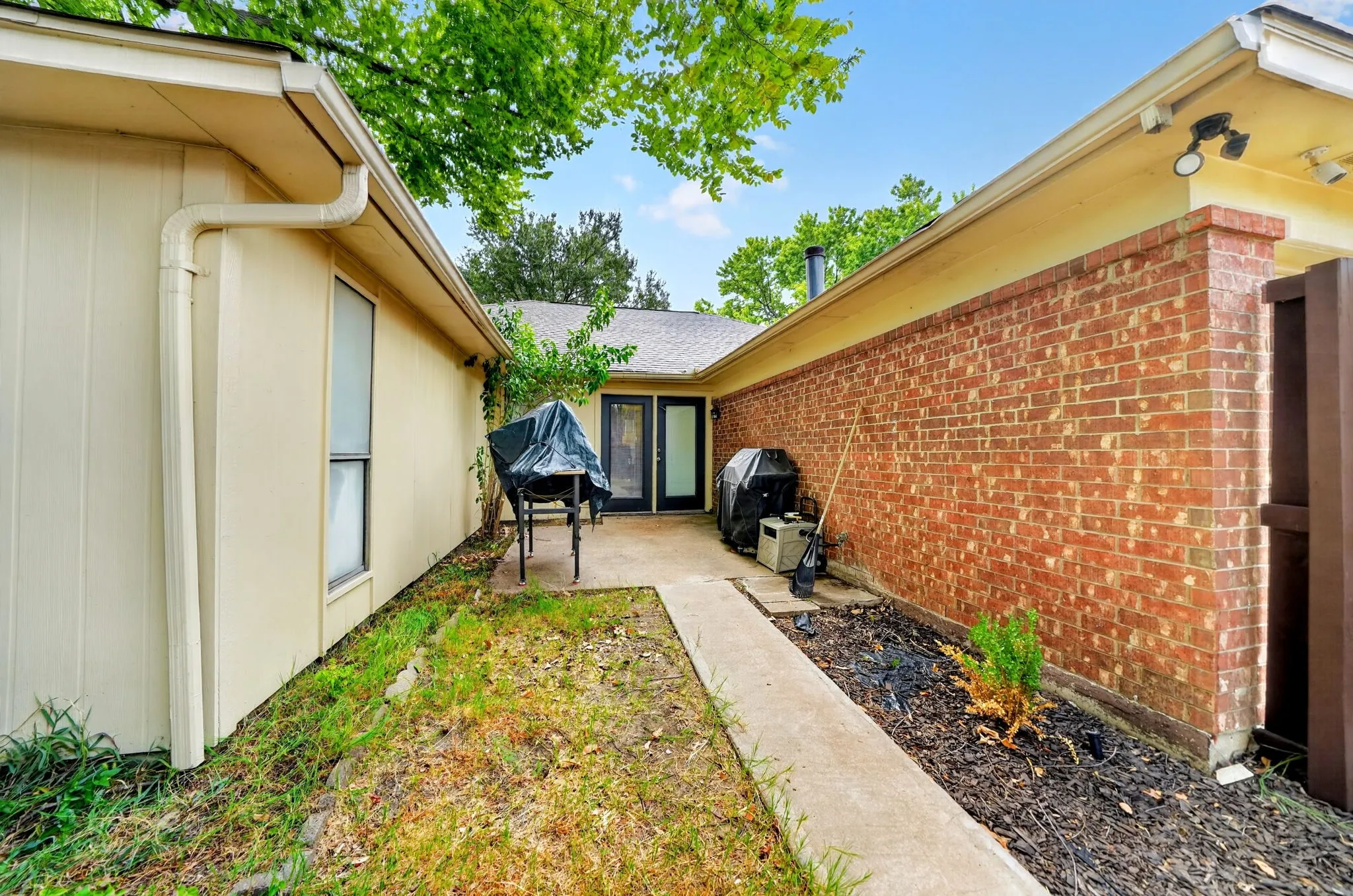 Single Family Residence For Rent in Dallas County , 2601 Kimberly Drive, Garland, Texas 75040, 4 Bedroom, 2 Bathroom, 2 Garage spaces, 1,781 Sqft, built in 1985, mls#21400233, Real Estate Agent in Garland, Homes For Rent in Dallas county, Homes For Rent in Garland, Realtor in Garland Texas, Real Estate Brokerage Independent Realty Texas, Luminita Cordes Realtor