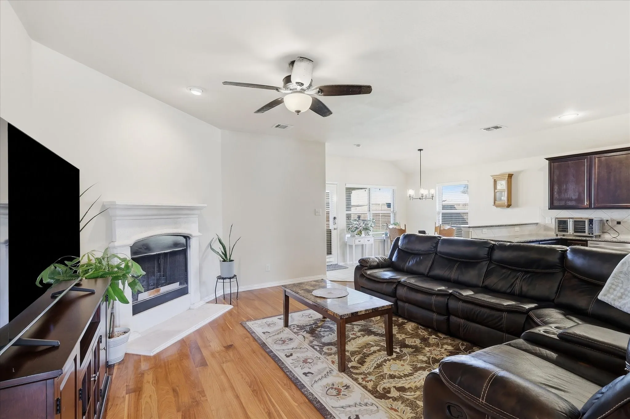 Open floorplan, tall ceilings, neutral colors and HARDWOOD flooring.