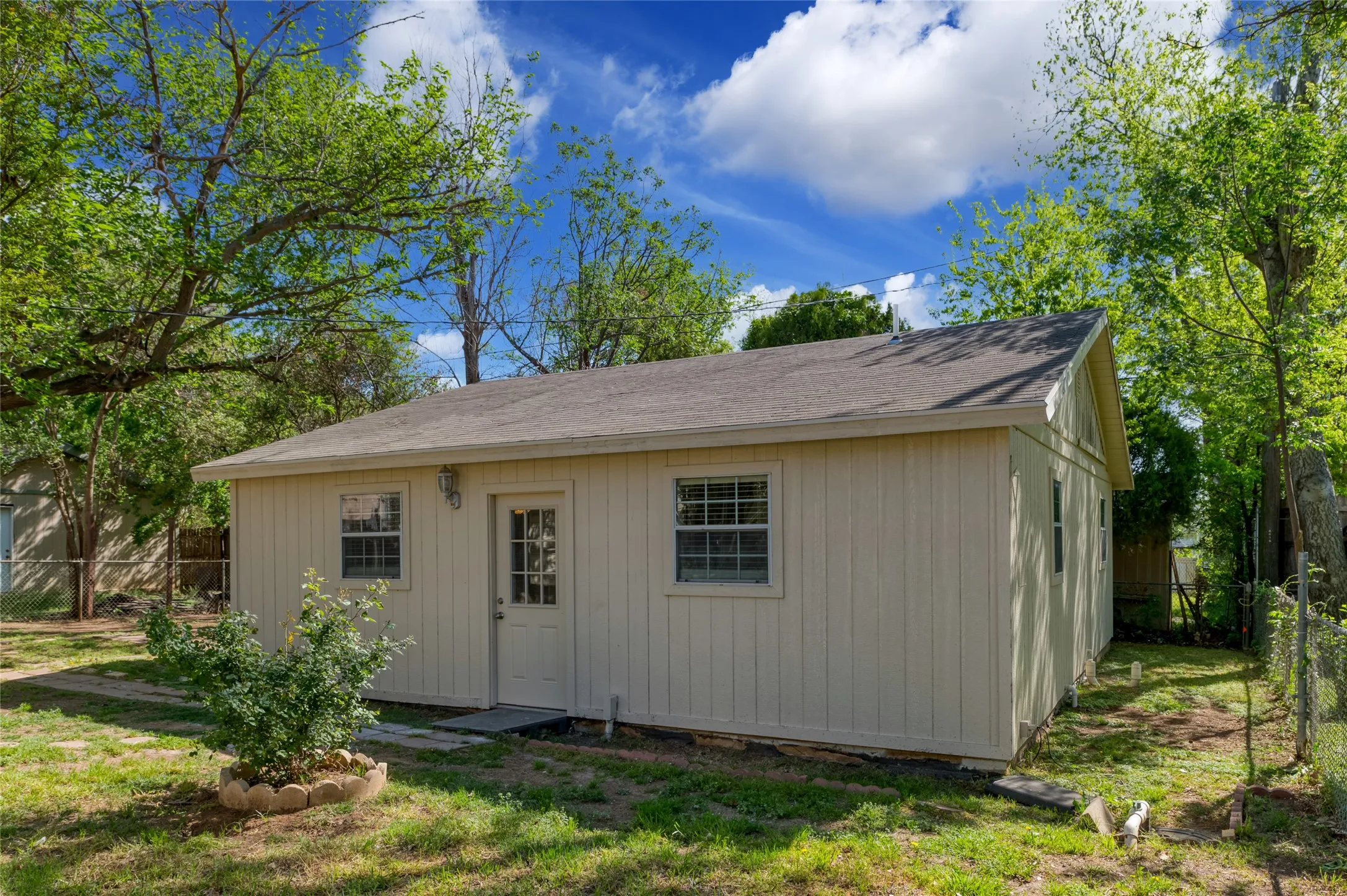 Duplex For Rent in Tarrant County , 4413 Vermont Avenue B, Fort Worth, Texas 76115, 2 Bedroom, 1 Bathroom, Garage spaces, 1,210 Sqft, built in 1952, mls#21404310, Real Estate Agent in Fort Worth, Homes For Rent in Tarrant county, Homes For Rent in Fort Worth, Realtor in Fort Worth Texas, Real Estate Brokerage Independent Realty Texas, Luminita Cordes Realtor