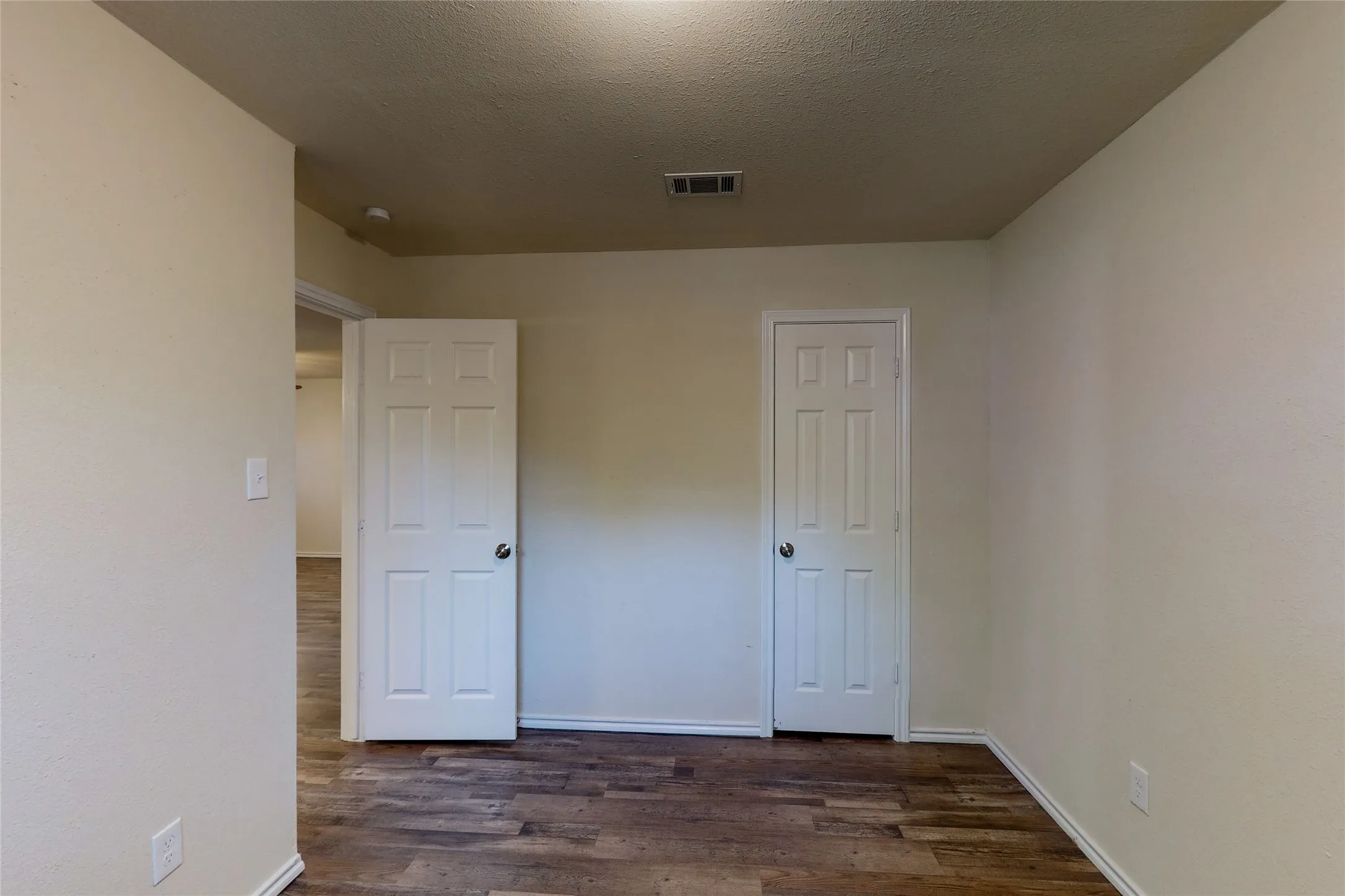 Duplex For Rent in Tarrant County , 4413 Vermont Avenue B, Fort Worth, Texas 76115, 2 Bedroom, 1 Bathroom, Garage spaces, 1,210 Sqft, built in 1952, mls#21404310, Real Estate Agent in Fort Worth, Homes For Rent in Tarrant county, Homes For Rent in Fort Worth, Realtor in Fort Worth Texas, Real Estate Brokerage Independent Realty Texas, Luminita Cordes Realtor