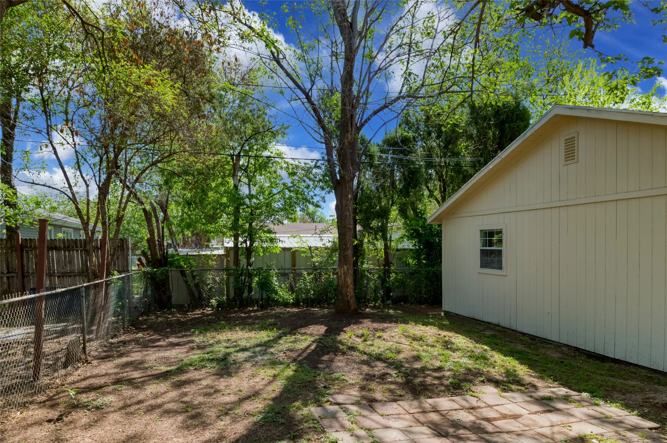 Duplex For Rent in Tarrant County , 4413 Vermont Avenue B, Fort Worth, Texas 76115, 2 Bedroom, 1 Bathroom, Garage spaces, 1,210 Sqft, built in 1952, mls#21404310, Real Estate Agent in Fort Worth, Homes For Rent in Tarrant county, Homes For Rent in Fort Worth, Realtor in Fort Worth Texas, Real Estate Brokerage Independent Realty Texas, Luminita Cordes Realtor