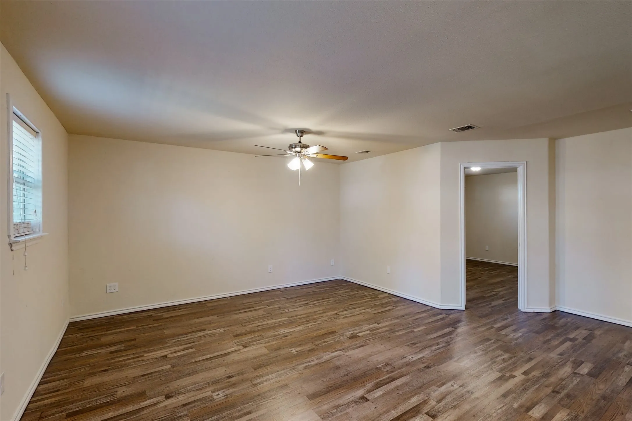 Duplex For Rent in Tarrant County , 4413 Vermont Avenue B, Fort Worth, Texas 76115, 2 Bedroom, 1 Bathroom, Garage spaces, 1,210 Sqft, built in 1952, mls#21404310, Real Estate Agent in Fort Worth, Homes For Rent in Tarrant county, Homes For Rent in Fort Worth, Realtor in Fort Worth Texas, Real Estate Brokerage Independent Realty Texas, Luminita Cordes Realtor