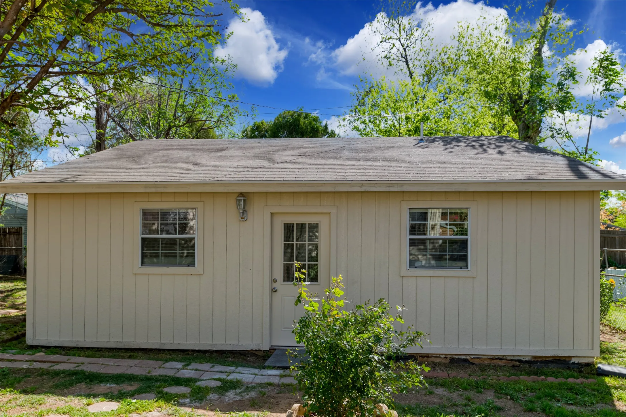Duplex For Rent in Tarrant County , 4413 Vermont Avenue B, Fort Worth, Texas 76115, 2 Bedroom, 1 Bathroom, Garage spaces, 1,210 Sqft, built in 1952, mls#21404310, Real Estate Agent in Fort Worth, Homes For Rent in Tarrant county, Homes For Rent in Fort Worth, Realtor in Fort Worth Texas, Real Estate Brokerage Independent Realty Texas, Luminita Cordes Realtor