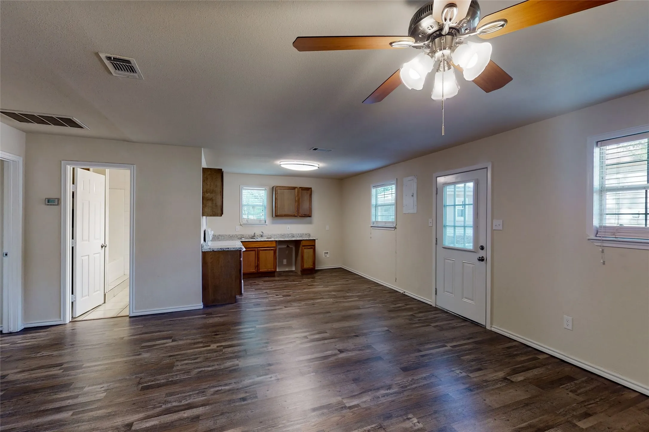Duplex For Rent in Tarrant County , 4413 Vermont Avenue B, Fort Worth, Texas 76115, 2 Bedroom, 1 Bathroom, Garage spaces, 1,210 Sqft, built in 1952, mls#21404310, Real Estate Agent in Fort Worth, Homes For Rent in Tarrant county, Homes For Rent in Fort Worth, Realtor in Fort Worth Texas, Real Estate Brokerage Independent Realty Texas, Luminita Cordes Realtor