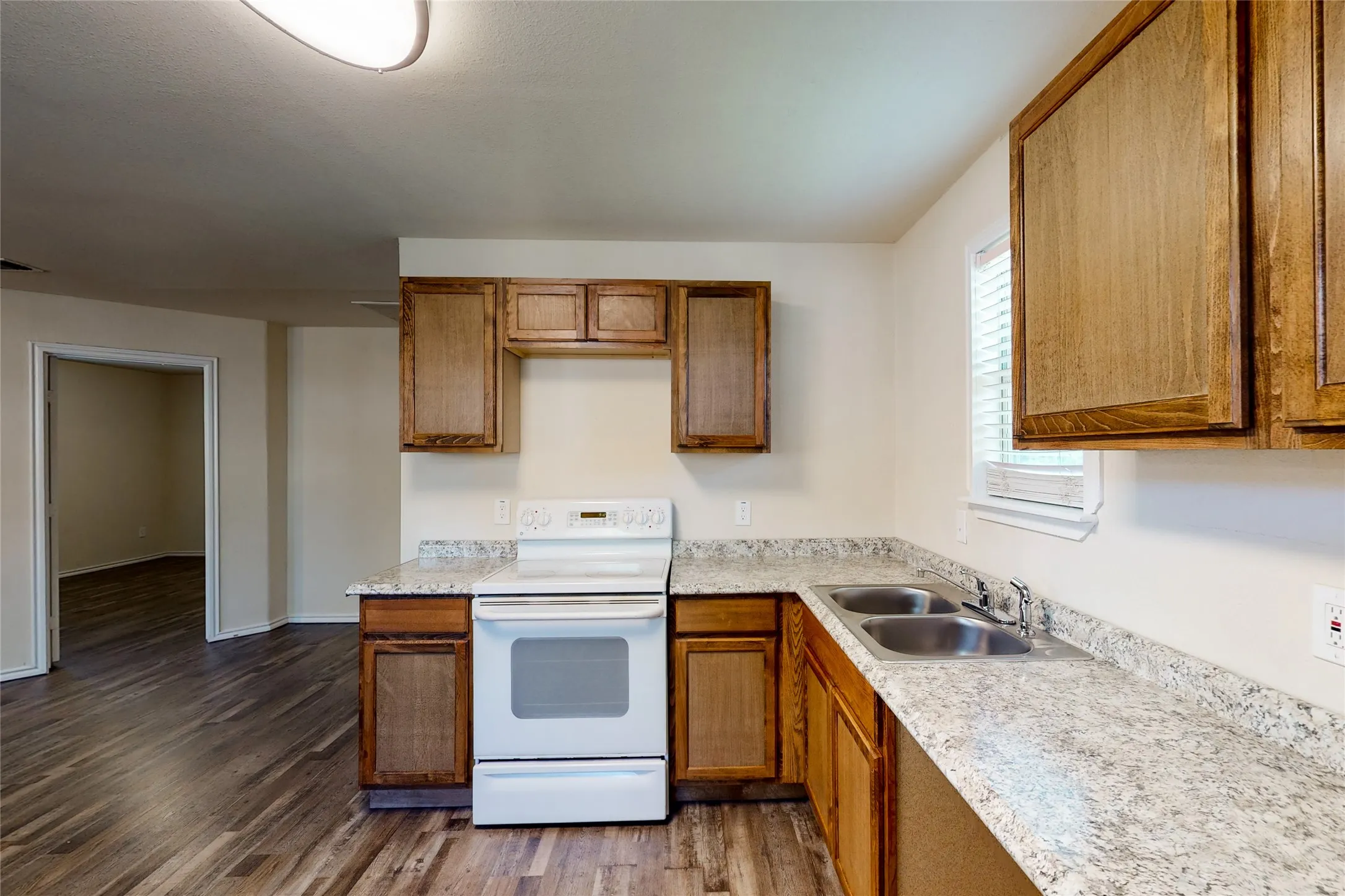 Duplex For Rent in Tarrant County , 4413 Vermont Avenue B, Fort Worth, Texas 76115, 2 Bedroom, 1 Bathroom, Garage spaces, 1,210 Sqft, built in 1952, mls#21404310, Real Estate Agent in Fort Worth, Homes For Rent in Tarrant county, Homes For Rent in Fort Worth, Realtor in Fort Worth Texas, Real Estate Brokerage Independent Realty Texas, Luminita Cordes Realtor