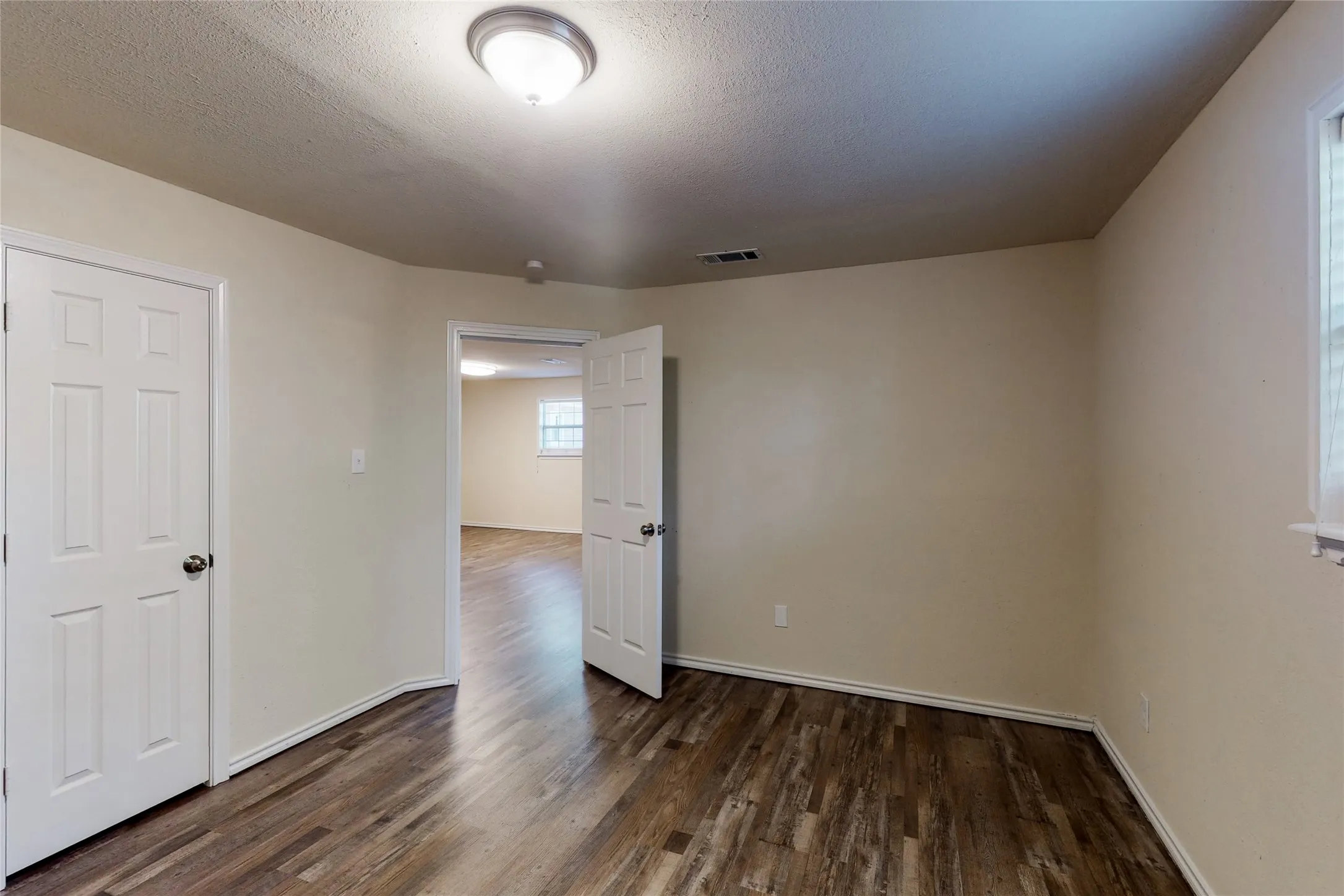 Duplex For Rent in Tarrant County , 4413 Vermont Avenue B, Fort Worth, Texas 76115, 2 Bedroom, 1 Bathroom, Garage spaces, 1,210 Sqft, built in 1952, mls#21404310, Real Estate Agent in Fort Worth, Homes For Rent in Tarrant county, Homes For Rent in Fort Worth, Realtor in Fort Worth Texas, Real Estate Brokerage Independent Realty Texas, Luminita Cordes Realtor