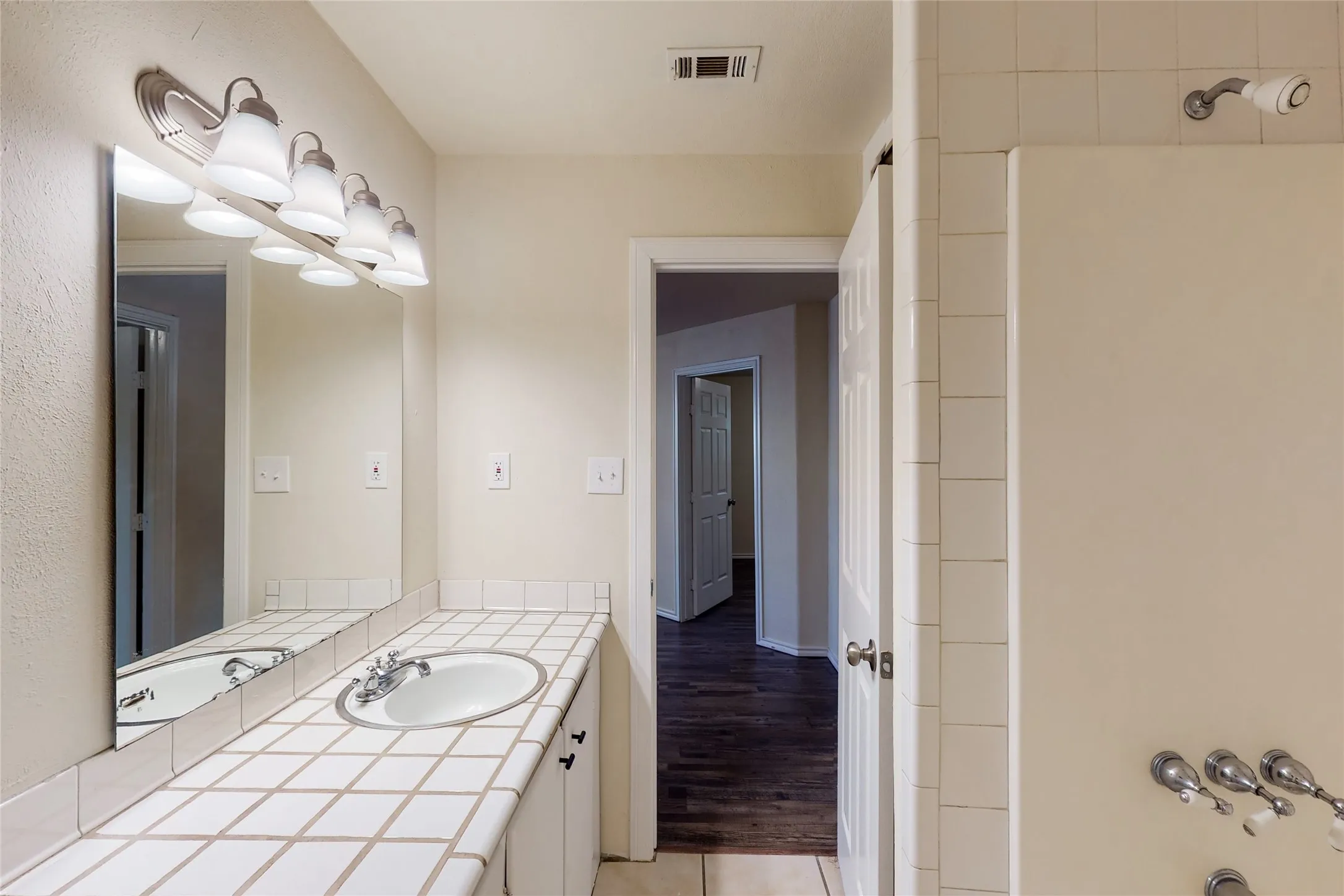 Duplex For Rent in Tarrant County , 4413 Vermont Avenue B, Fort Worth, Texas 76115, 2 Bedroom, 1 Bathroom, Garage spaces, 1,210 Sqft, built in 1952, mls#21404310, Real Estate Agent in Fort Worth, Homes For Rent in Tarrant county, Homes For Rent in Fort Worth, Realtor in Fort Worth Texas, Real Estate Brokerage Independent Realty Texas, Luminita Cordes Realtor