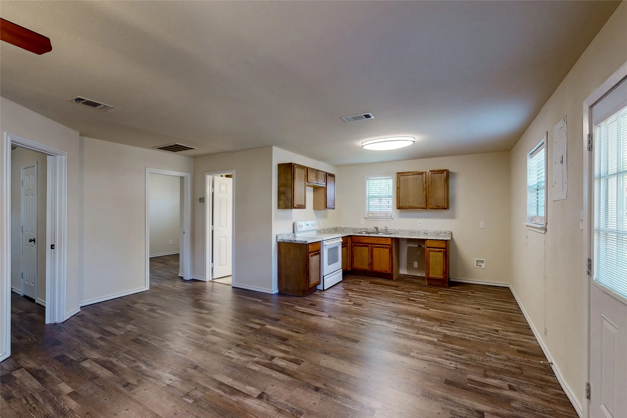 Duplex For Rent in Tarrant County , 4413 Vermont Avenue B, Fort Worth, Texas 76115, 2 Bedroom, 1 Bathroom, Garage spaces, 1,210 Sqft, built in 1952, mls#21404310, Real Estate Agent in Fort Worth, Homes For Rent in Tarrant county, Homes For Rent in Fort Worth, Realtor in Fort Worth Texas, Real Estate Brokerage Independent Realty Texas, Luminita Cordes Realtor