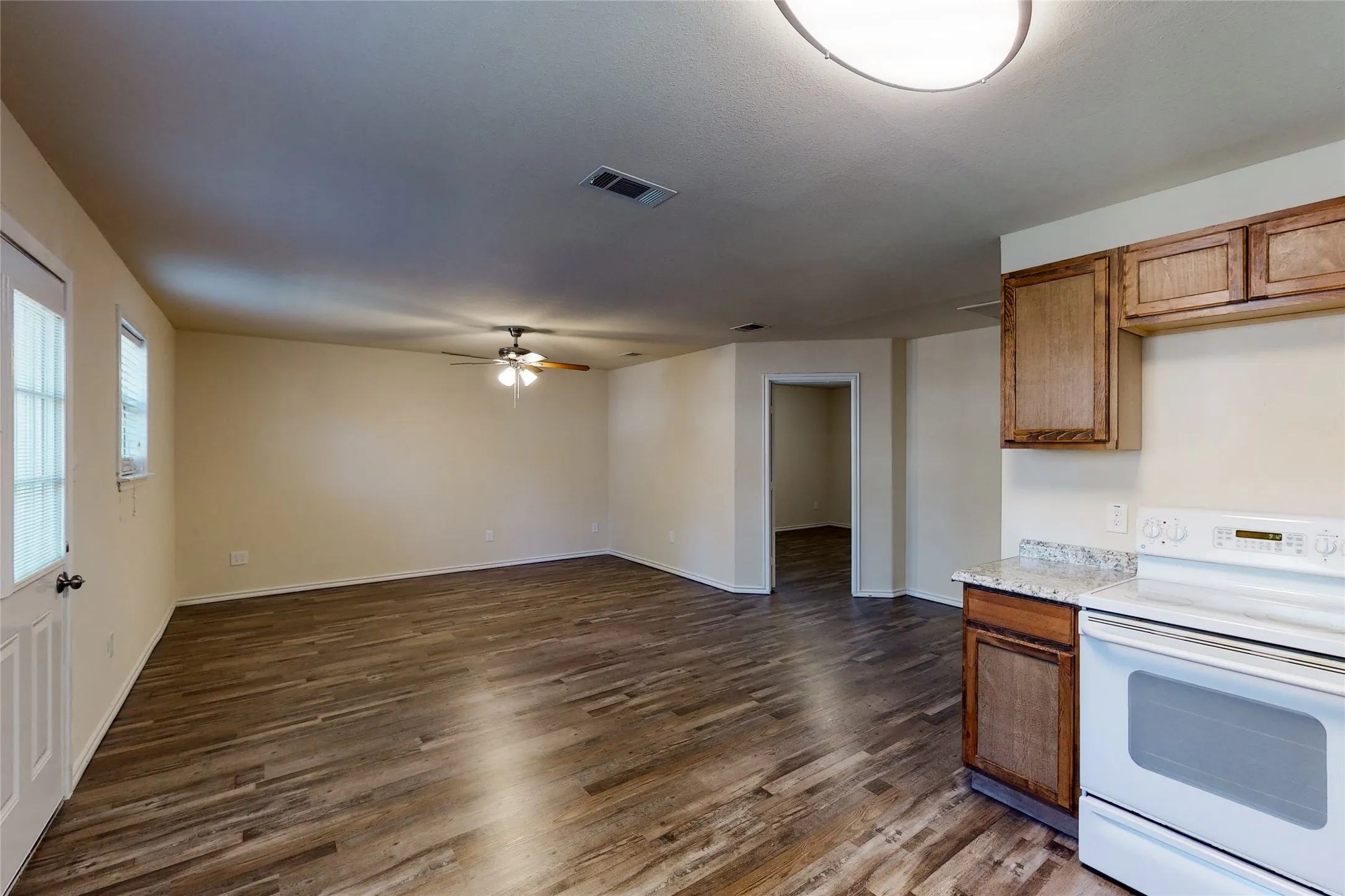 Duplex For Rent in Tarrant County , 4413 Vermont Avenue B, Fort Worth, Texas 76115, 2 Bedroom, 1 Bathroom, Garage spaces, 1,210 Sqft, built in 1952, mls#21404310, Real Estate Agent in Fort Worth, Homes For Rent in Tarrant county, Homes For Rent in Fort Worth, Realtor in Fort Worth Texas, Real Estate Brokerage Independent Realty Texas, Luminita Cordes Realtor