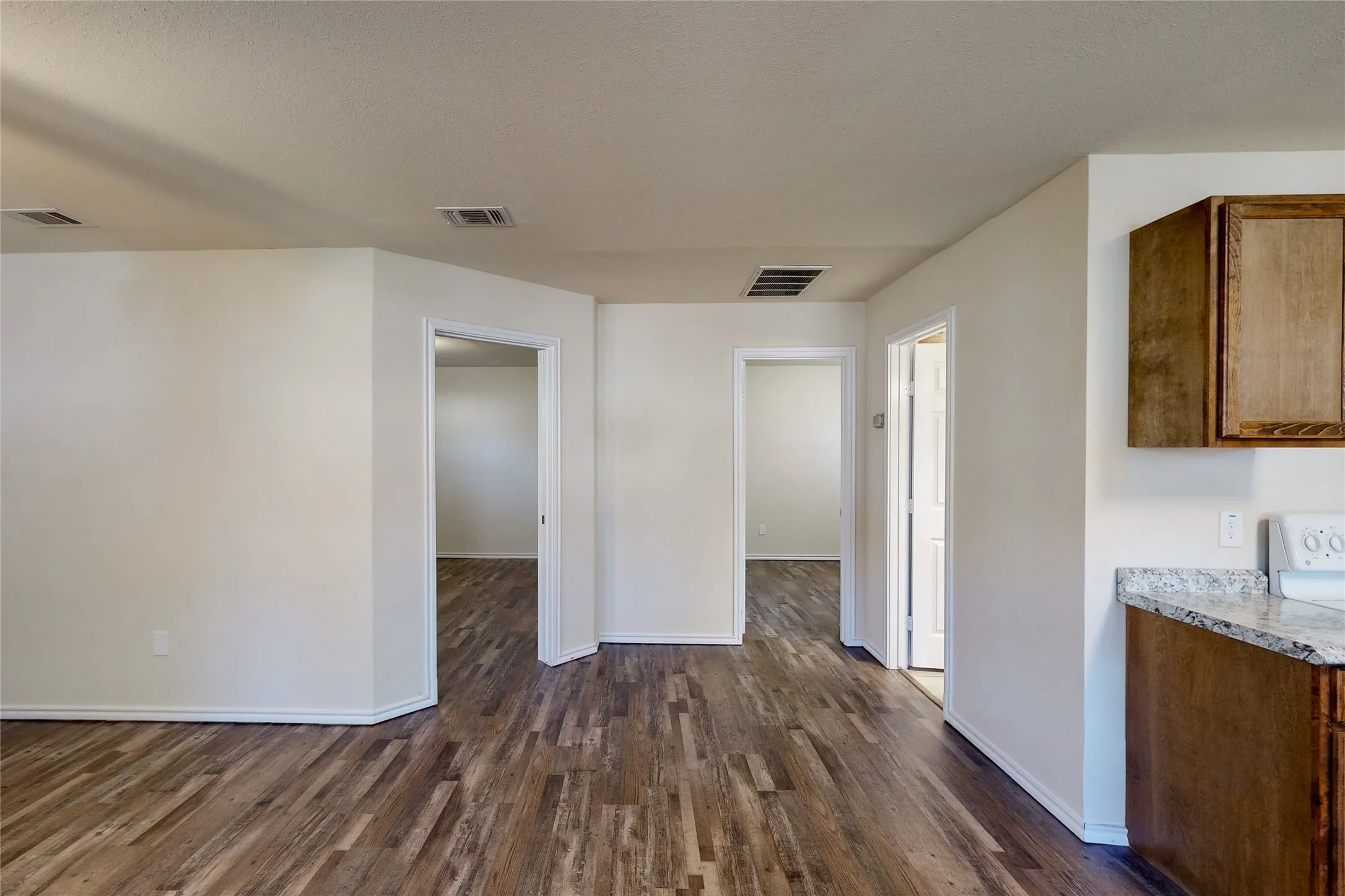 Duplex For Rent in Tarrant County , 4413 Vermont Avenue B, Fort Worth, Texas 76115, 2 Bedroom, 1 Bathroom, Garage spaces, 1,210 Sqft, built in 1952, mls#21404310, Real Estate Agent in Fort Worth, Homes For Rent in Tarrant county, Homes For Rent in Fort Worth, Realtor in Fort Worth Texas, Real Estate Brokerage Independent Realty Texas, Luminita Cordes Realtor