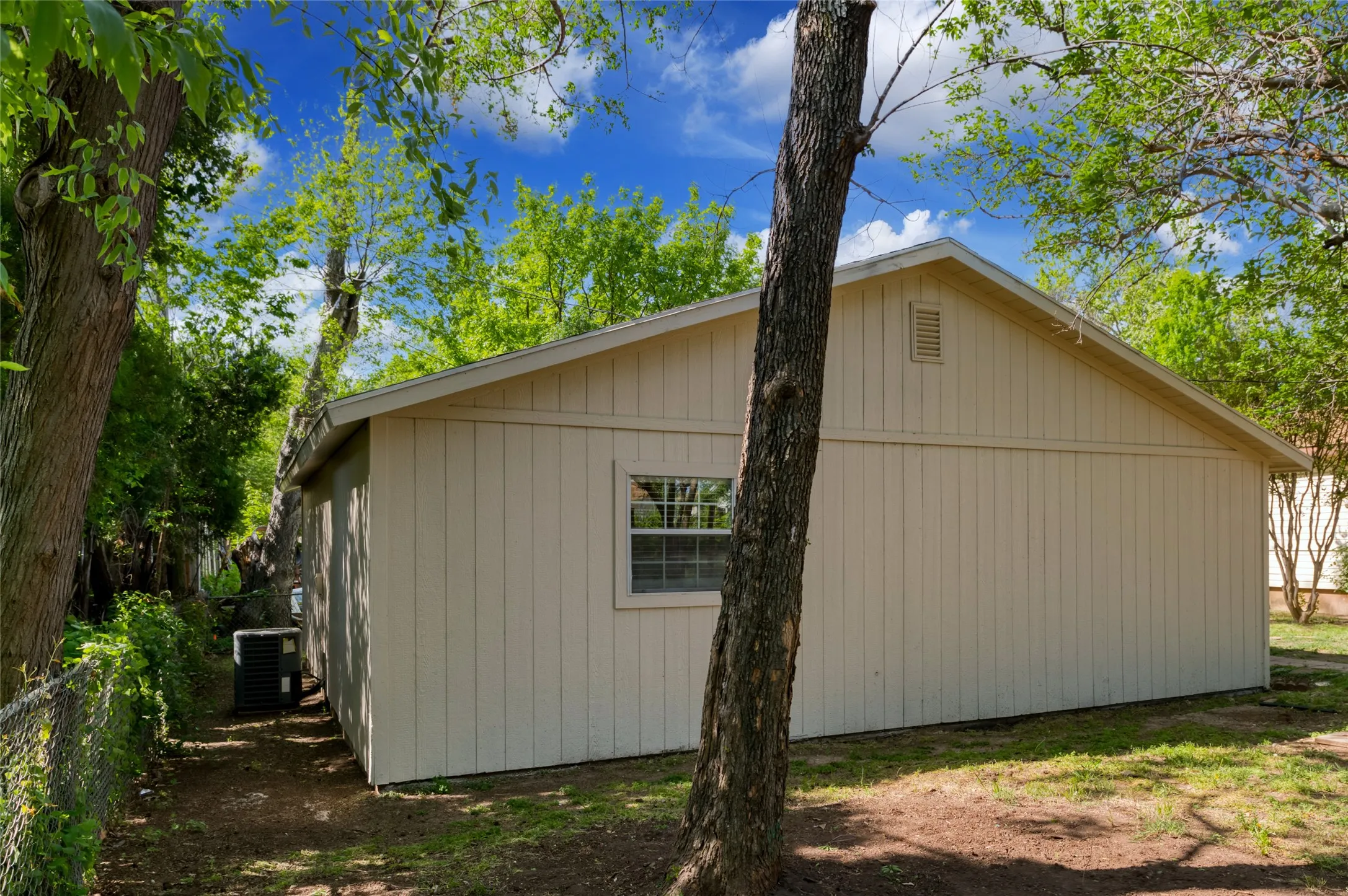Duplex For Rent in Tarrant County , 4413 Vermont Avenue B, Fort Worth, Texas 76115, 2 Bedroom, 1 Bathroom, Garage spaces, 1,210 Sqft, built in 1952, mls#21404310, Real Estate Agent in Fort Worth, Homes For Rent in Tarrant county, Homes For Rent in Fort Worth, Realtor in Fort Worth Texas, Real Estate Brokerage Independent Realty Texas, Luminita Cordes Realtor