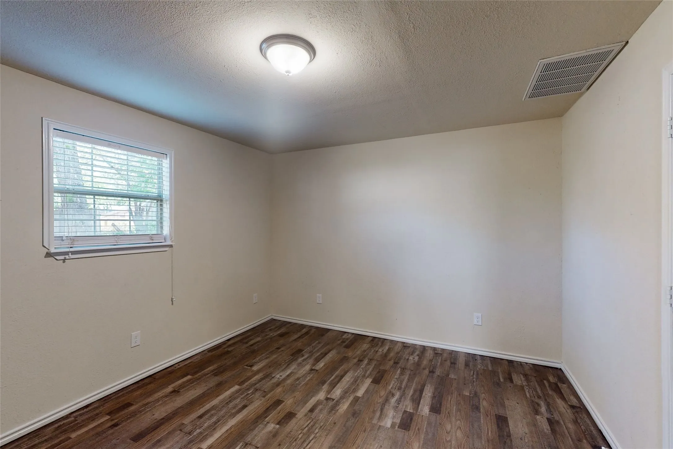 Duplex For Rent in Tarrant County , 4413 Vermont Avenue B, Fort Worth, Texas 76115, 2 Bedroom, 1 Bathroom, Garage spaces, 1,210 Sqft, built in 1952, mls#21404310, Real Estate Agent in Fort Worth, Homes For Rent in Tarrant county, Homes For Rent in Fort Worth, Realtor in Fort Worth Texas, Real Estate Brokerage Independent Realty Texas, Luminita Cordes Realtor