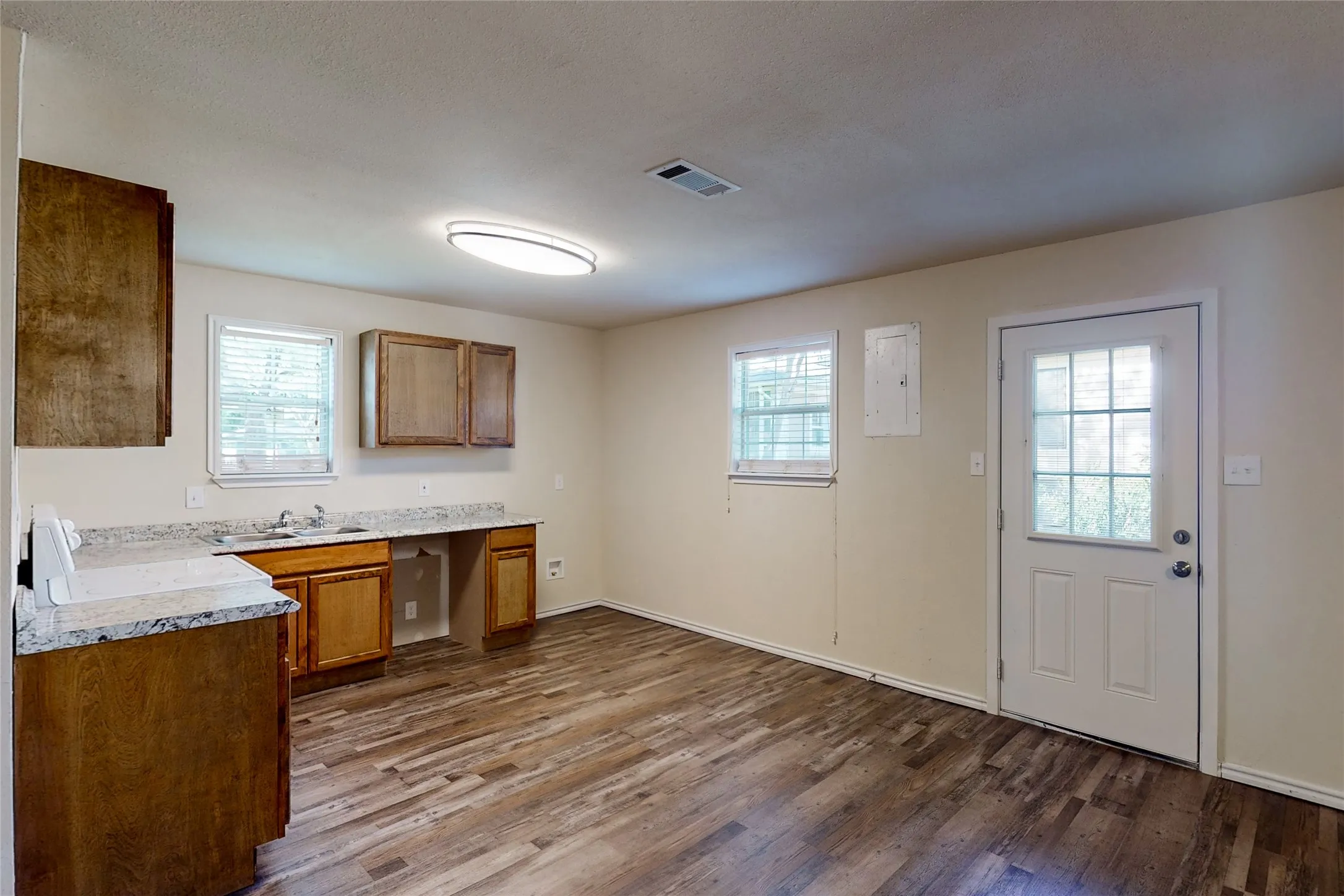 Duplex For Rent in Tarrant County , 4413 Vermont Avenue B, Fort Worth, Texas 76115, 2 Bedroom, 1 Bathroom, Garage spaces, 1,210 Sqft, built in 1952, mls#21404310, Real Estate Agent in Fort Worth, Homes For Rent in Tarrant county, Homes For Rent in Fort Worth, Realtor in Fort Worth Texas, Real Estate Brokerage Independent Realty Texas, Luminita Cordes Realtor
