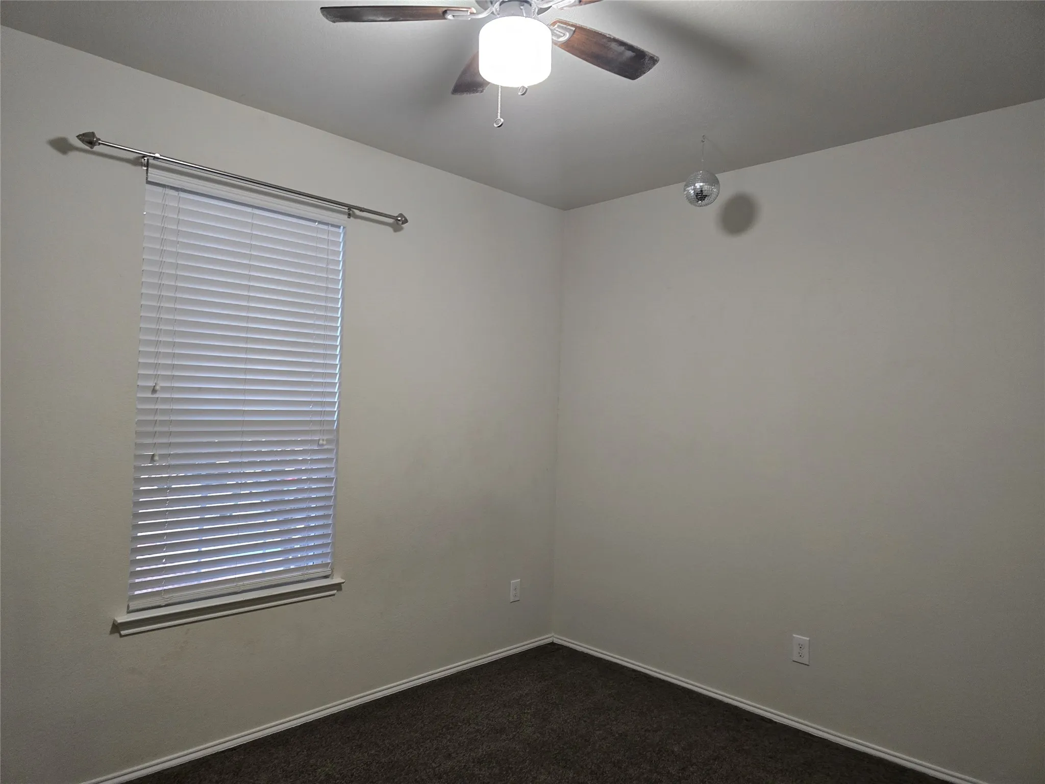 Recessed window with horizontal blinds, featuring a decorative curtain rod