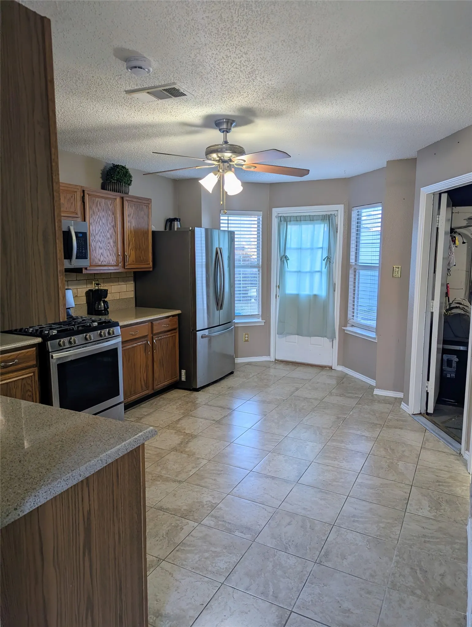Single Family Residence For Sale in Denton County , 1787 Circle Creek Drive, Lewisville, Texas 75067, 3 Bedroom, 3 Bathroom, 2 Garage spaces, 1,520 Sqft, built in 1992, mls#21404379, Real Estate Agent in Lewisville, Homes For Sale in Denton county, Homes For Sale in Lewisville, Realtor in Lewisville Texas, Real Estate Brokerage Independent Realty Texas, Luminita Cordes Realtor