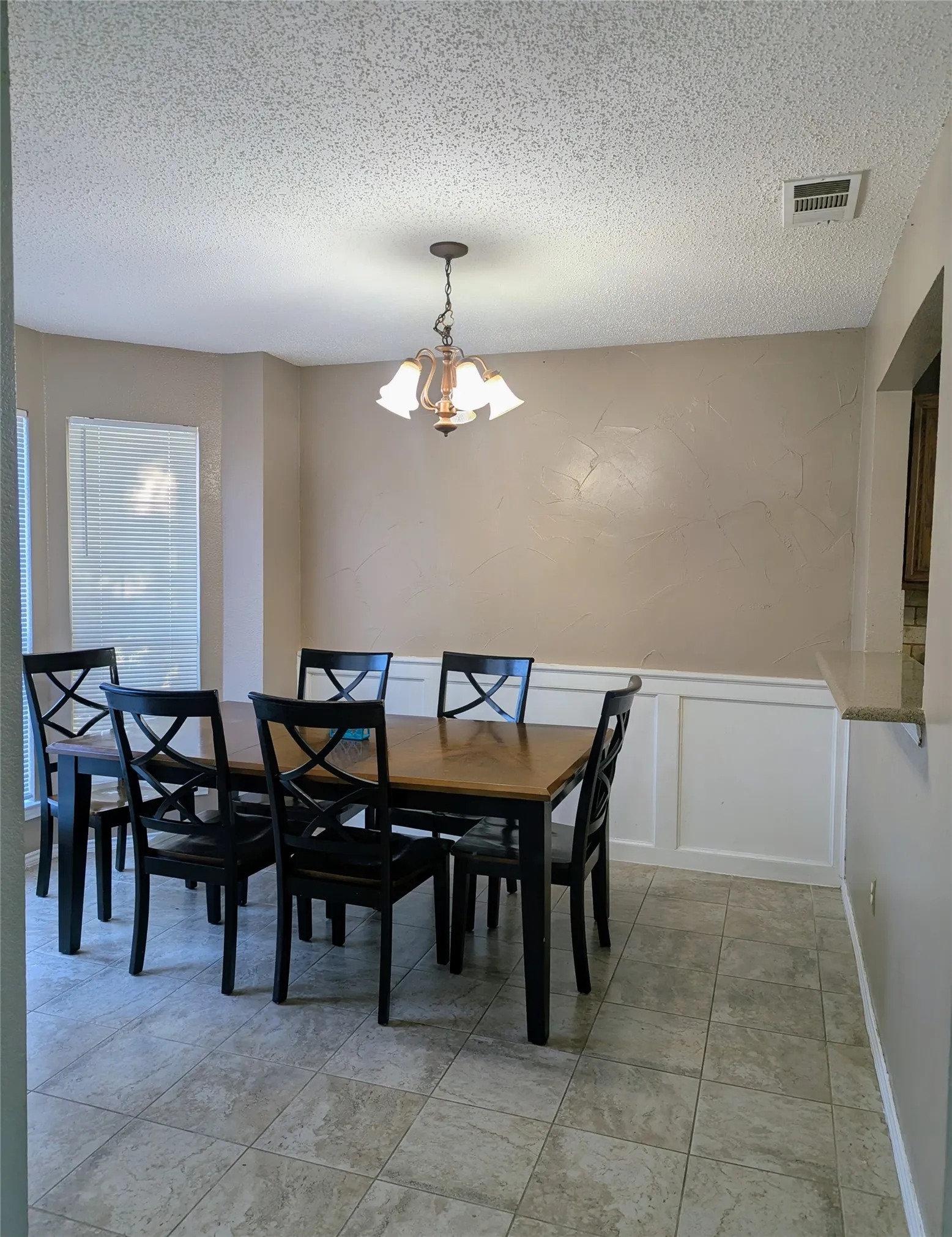 Single Family Residence For Sale in Denton County , 1787 Circle Creek Drive, Lewisville, Texas 75067, 3 Bedroom, 3 Bathroom, 2 Garage spaces, 1,520 Sqft, built in 1992, mls#21404379, Real Estate Agent in Lewisville, Homes For Sale in Denton county, Homes For Sale in Lewisville, Realtor in Lewisville Texas, Real Estate Brokerage Independent Realty Texas, Luminita Cordes Realtor