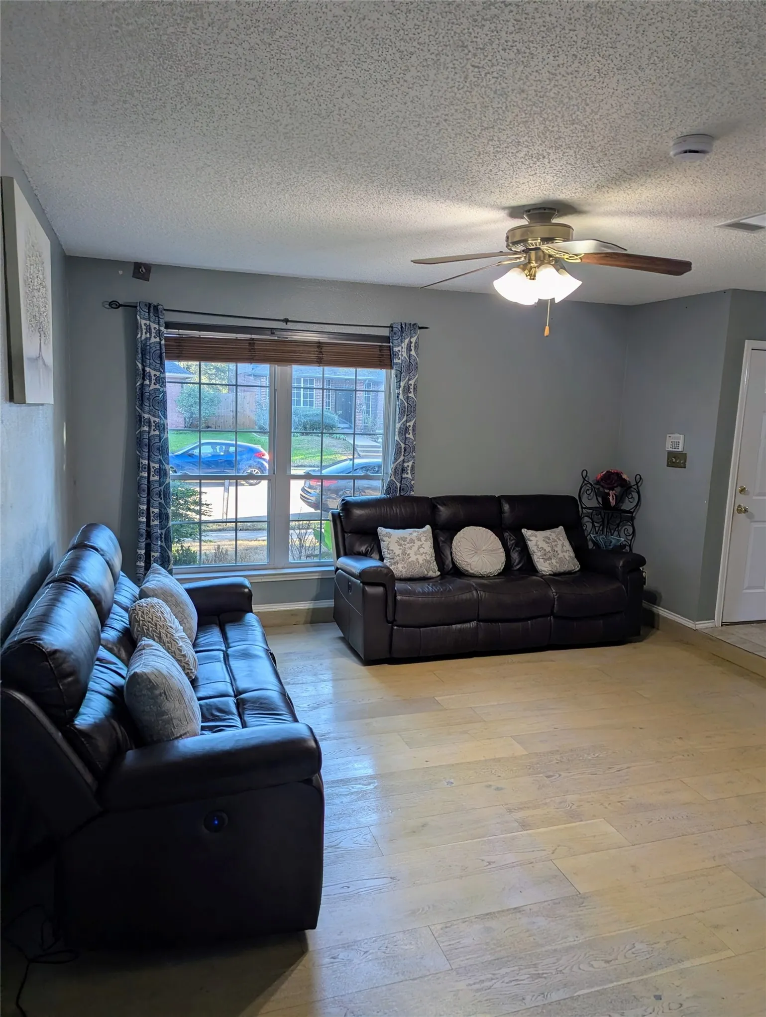 Single Family Residence For Sale in Denton County , 1787 Circle Creek Drive, Lewisville, Texas 75067, 3 Bedroom, 3 Bathroom, 2 Garage spaces, 1,520 Sqft, built in 1992, mls#21404379, Real Estate Agent in Lewisville, Homes For Sale in Denton county, Homes For Sale in Lewisville, Realtor in Lewisville Texas, Real Estate Brokerage Independent Realty Texas, Luminita Cordes Realtor