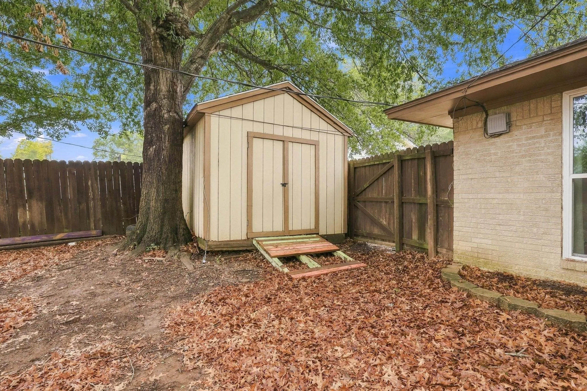 Single Family Residence For Sale in Fannin County , 1908 Nancy Lea Drive, Bonham, Texas 75418, 4 Bedroom, 3 Bathroom, 2 Garage spaces, 2,269 Sqft, built in 1974, mls#21404380, Real Estate Agent in Bonham, Homes For Sale in Fannin county, Homes For Sale in Bonham, Realtor in Bonham Texas, Real Estate Brokerage Independent Realty Texas, Luminita Cordes Realtor