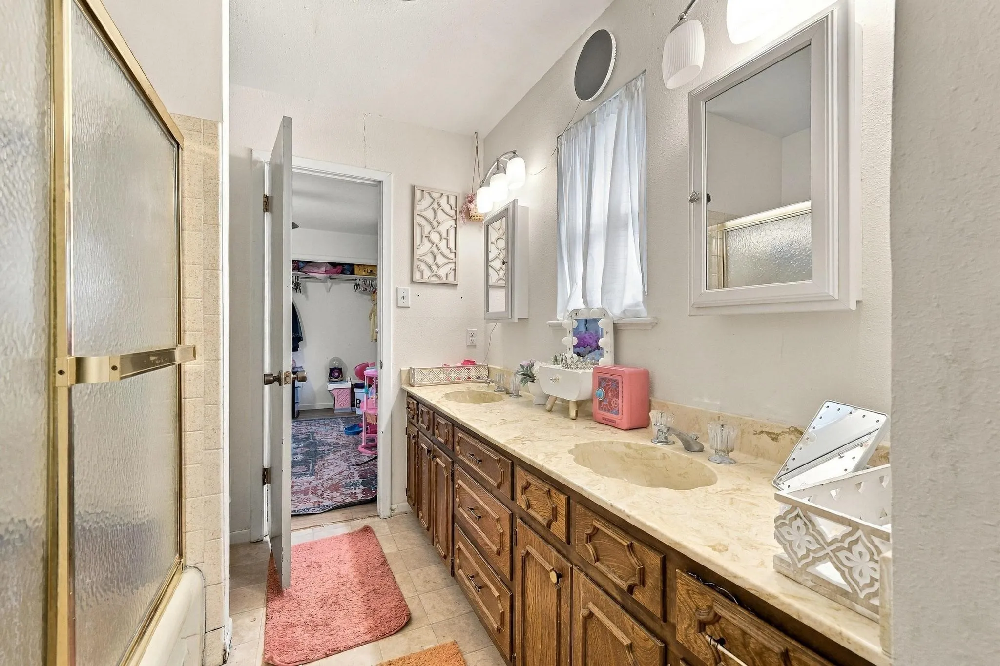 Single Family Residence For Sale in Fannin County , 1908 Nancy Lea Drive, Bonham, Texas 75418, 4 Bedroom, 3 Bathroom, 2 Garage spaces, 2,269 Sqft, built in 1974, mls#21404380, Real Estate Agent in Bonham, Homes For Sale in Fannin county, Homes For Sale in Bonham, Realtor in Bonham Texas, Real Estate Brokerage Independent Realty Texas, Luminita Cordes Realtor