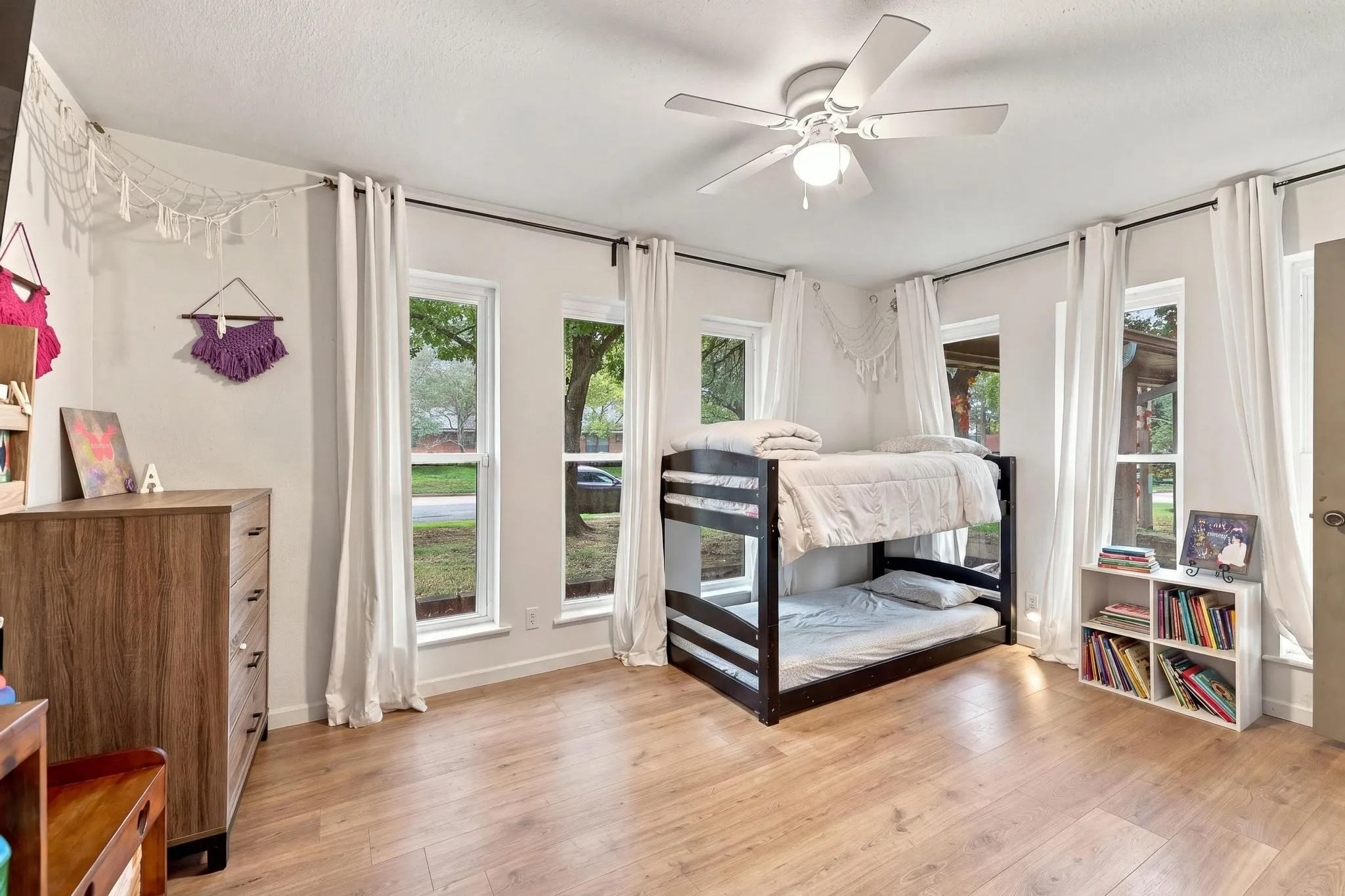 Single Family Residence For Sale in Fannin County , 1908 Nancy Lea Drive, Bonham, Texas 75418, 4 Bedroom, 3 Bathroom, 2 Garage spaces, 2,269 Sqft, built in 1974, mls#21404380, Real Estate Agent in Bonham, Homes For Sale in Fannin county, Homes For Sale in Bonham, Realtor in Bonham Texas, Real Estate Brokerage Independent Realty Texas, Luminita Cordes Realtor