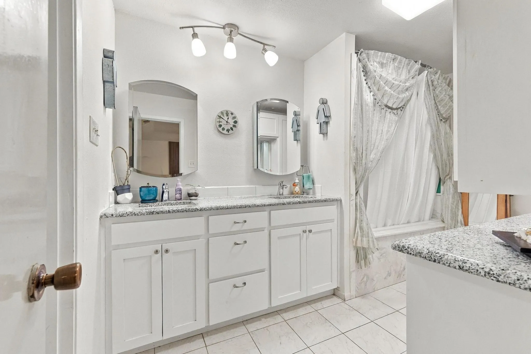 Single Family Residence For Sale in Fannin County , 1908 Nancy Lea Drive, Bonham, Texas 75418, 4 Bedroom, 3 Bathroom, 2 Garage spaces, 2,269 Sqft, built in 1974, mls#21404380, Real Estate Agent in Bonham, Homes For Sale in Fannin county, Homes For Sale in Bonham, Realtor in Bonham Texas, Real Estate Brokerage Independent Realty Texas, Luminita Cordes Realtor