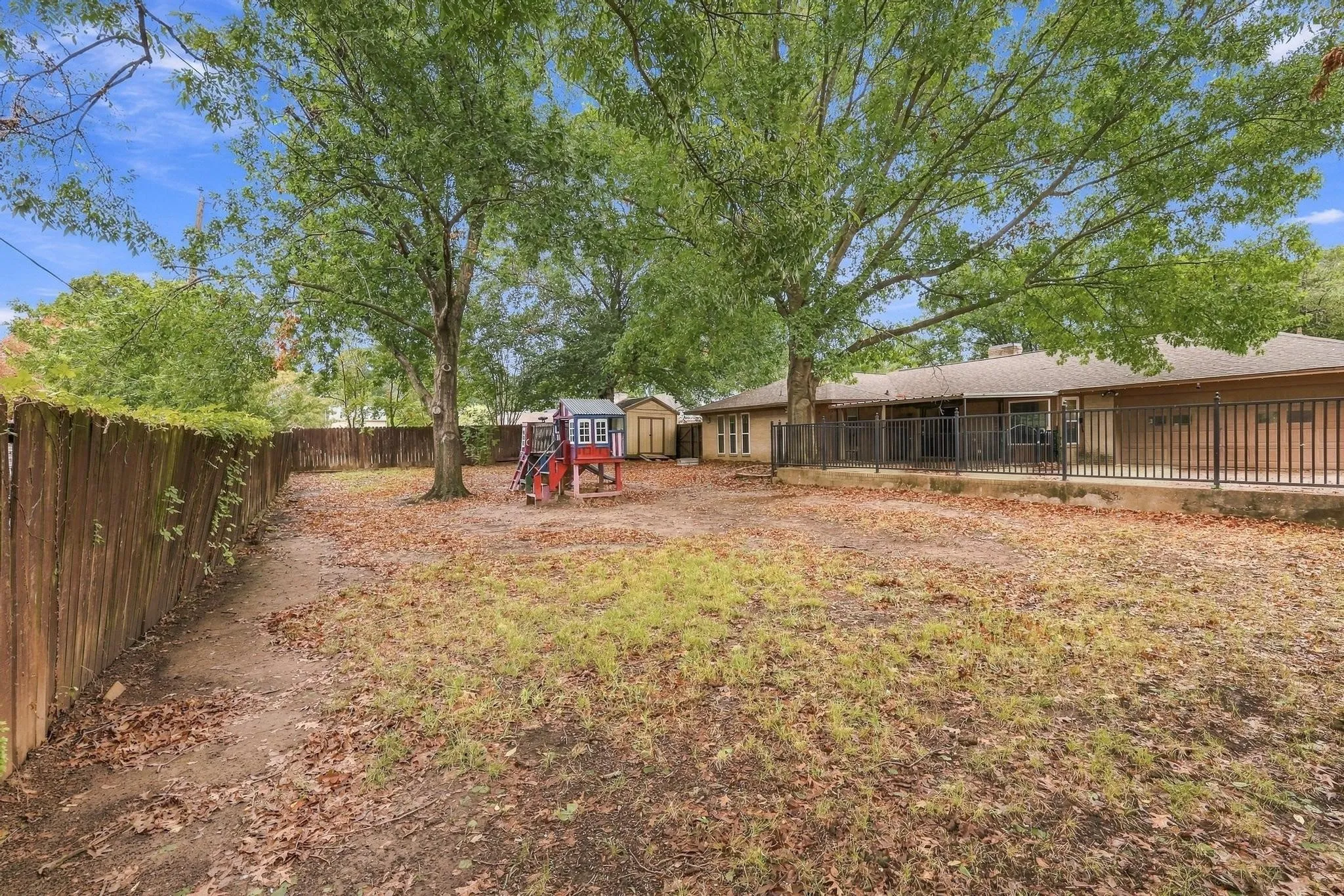 Single Family Residence For Sale in Fannin County , 1908 Nancy Lea Drive, Bonham, Texas 75418, 4 Bedroom, 3 Bathroom, 2 Garage spaces, 2,269 Sqft, built in 1974, mls#21404380, Real Estate Agent in Bonham, Homes For Sale in Fannin county, Homes For Sale in Bonham, Realtor in Bonham Texas, Real Estate Brokerage Independent Realty Texas, Luminita Cordes Realtor