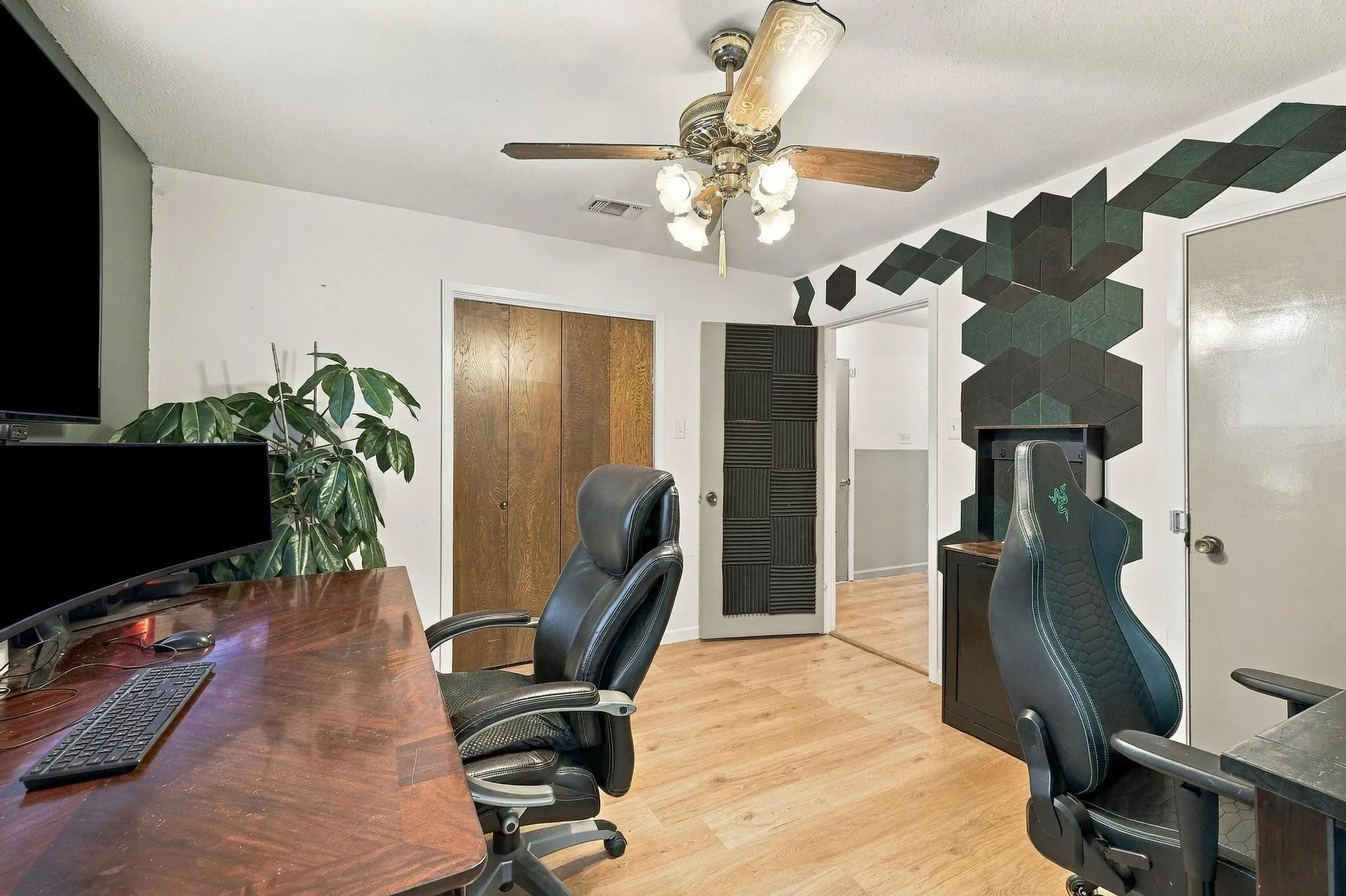 Single Family Residence For Sale in Fannin County , 1908 Nancy Lea Drive, Bonham, Texas 75418, 4 Bedroom, 3 Bathroom, 2 Garage spaces, 2,269 Sqft, built in 1974, mls#21404380, Real Estate Agent in Bonham, Homes For Sale in Fannin county, Homes For Sale in Bonham, Realtor in Bonham Texas, Real Estate Brokerage Independent Realty Texas, Luminita Cordes Realtor