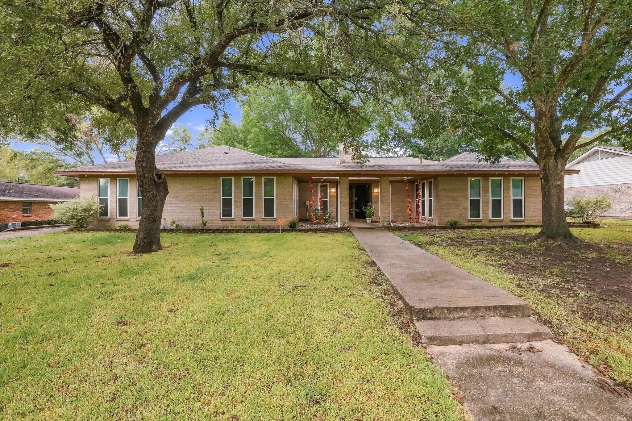 Single Family Residence For Sale in Fannin County , 1908 Nancy Lea Drive, Bonham, Texas 75418, 4 Bedroom, 3 Bathroom, 2 Garage spaces, 2,269 Sqft, built in 1974, mls#21404380, Real Estate Agent in Bonham, Homes For Sale in Fannin county, Homes For Sale in Bonham, Realtor in Bonham Texas, Real Estate Brokerage Independent Realty Texas, Luminita Cordes Realtor