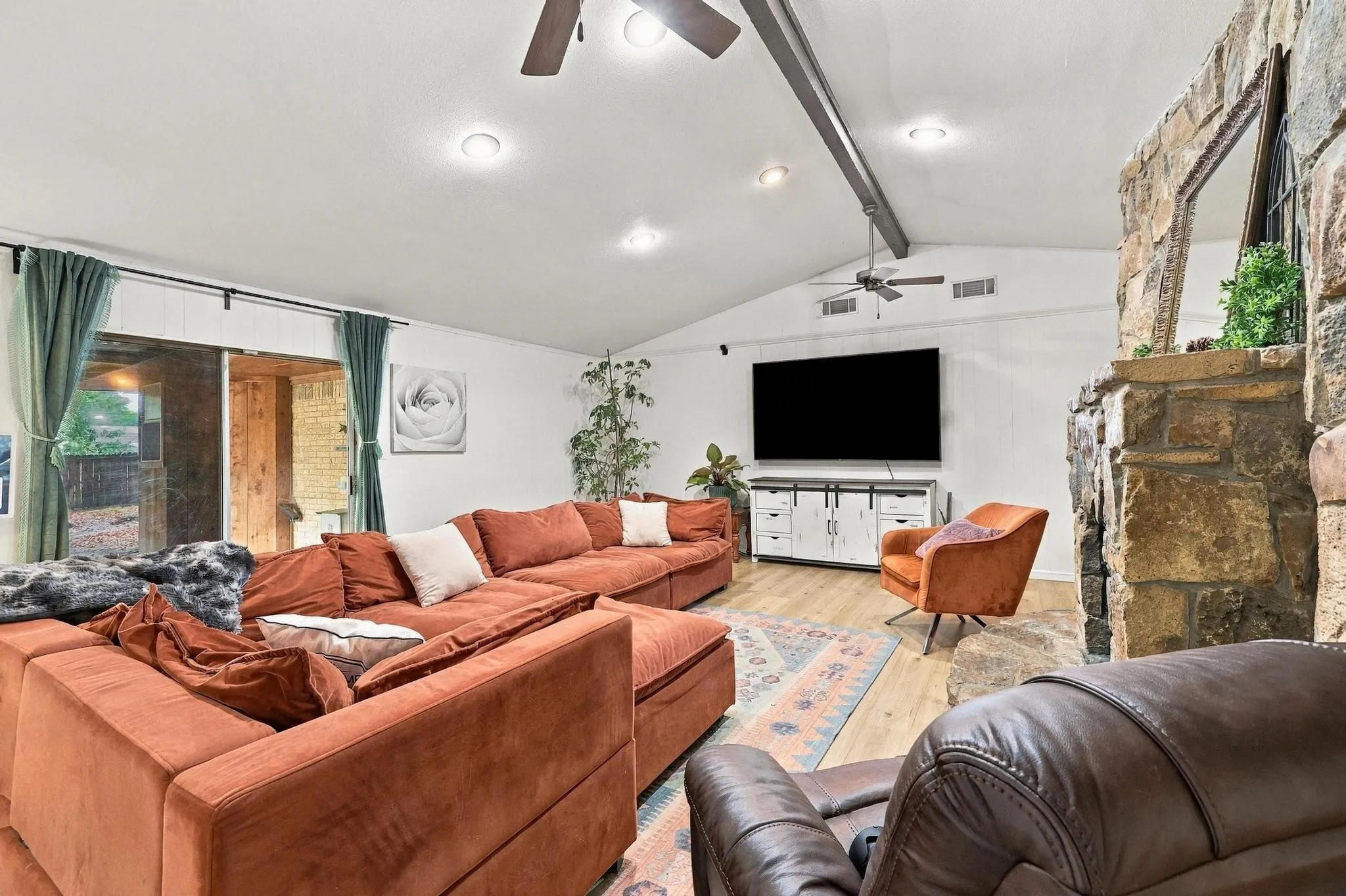 Single Family Residence For Sale in Fannin County , 1908 Nancy Lea Drive, Bonham, Texas 75418, 4 Bedroom, 3 Bathroom, 2 Garage spaces, 2,269 Sqft, built in 1974, mls#21404380, Real Estate Agent in Bonham, Homes For Sale in Fannin county, Homes For Sale in Bonham, Realtor in Bonham Texas, Real Estate Brokerage Independent Realty Texas, Luminita Cordes Realtor