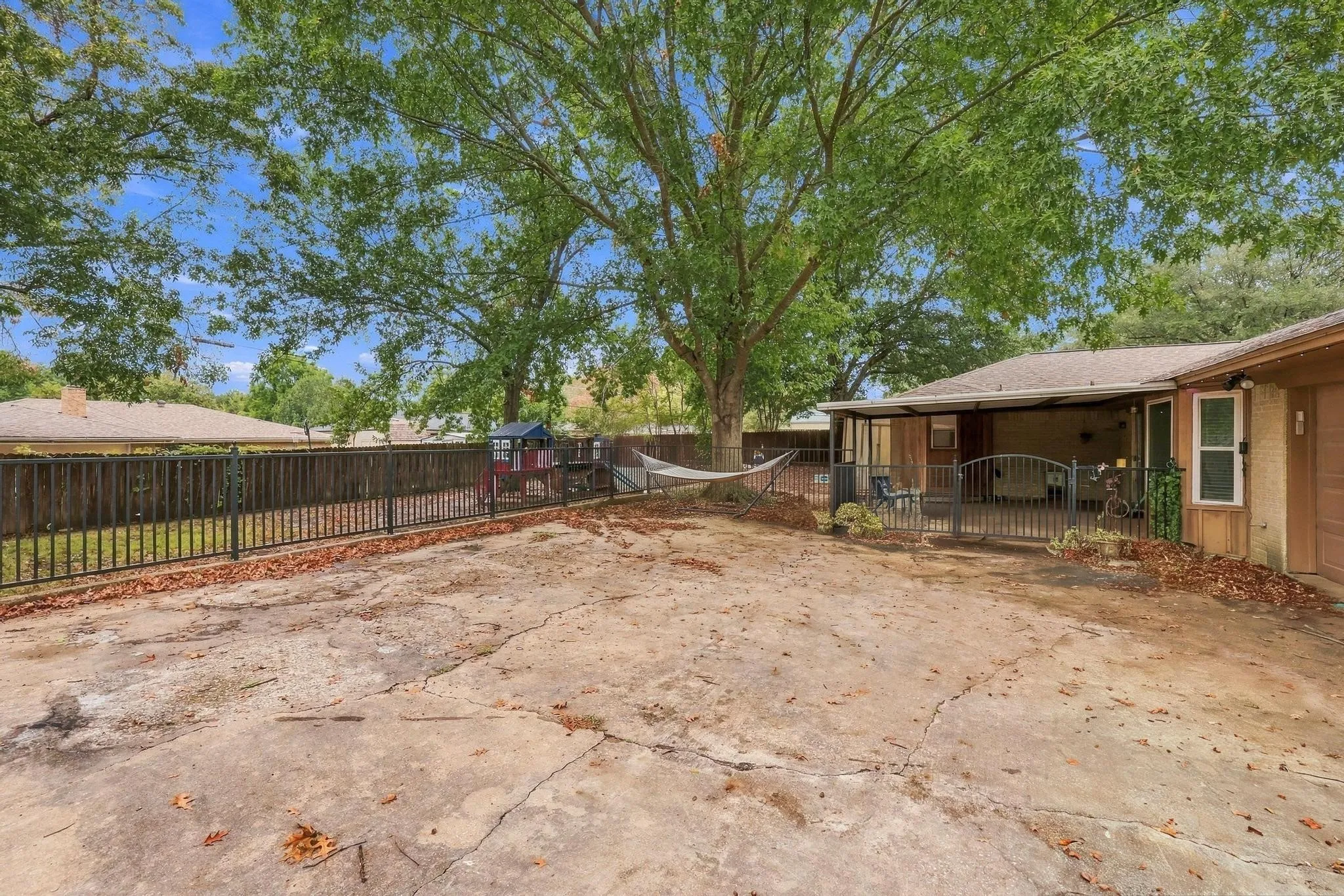Single Family Residence For Sale in Fannin County , 1908 Nancy Lea Drive, Bonham, Texas 75418, 4 Bedroom, 3 Bathroom, 2 Garage spaces, 2,269 Sqft, built in 1974, mls#21404380, Real Estate Agent in Bonham, Homes For Sale in Fannin county, Homes For Sale in Bonham, Realtor in Bonham Texas, Real Estate Brokerage Independent Realty Texas, Luminita Cordes Realtor