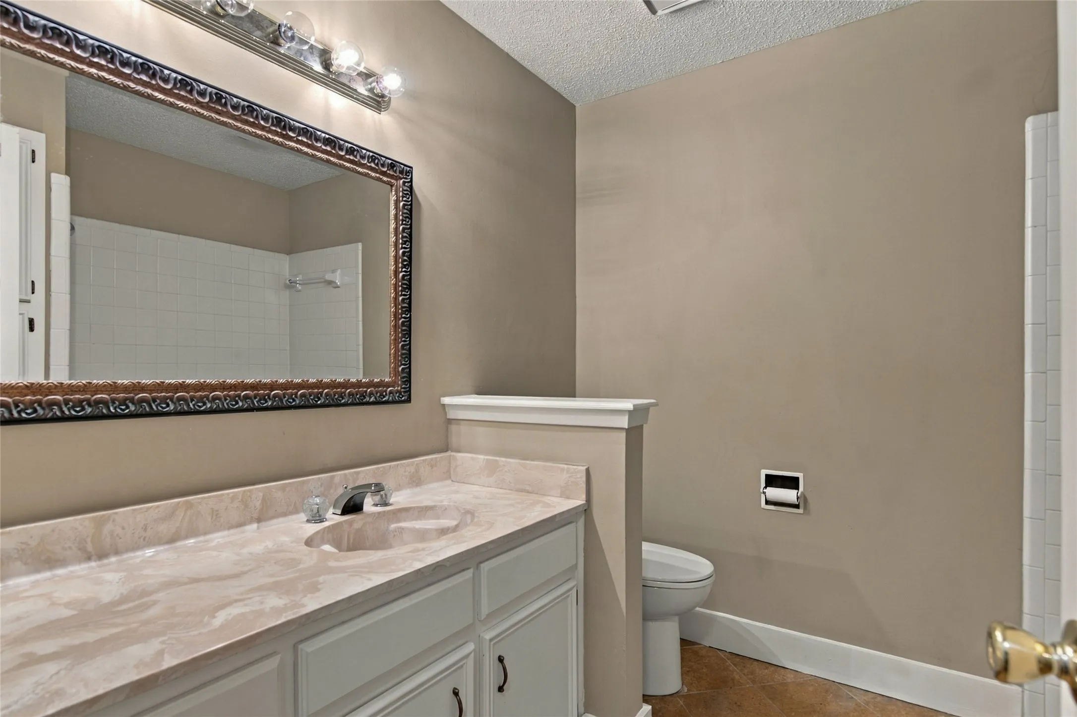 Hall bathroom between secondary bedrooms